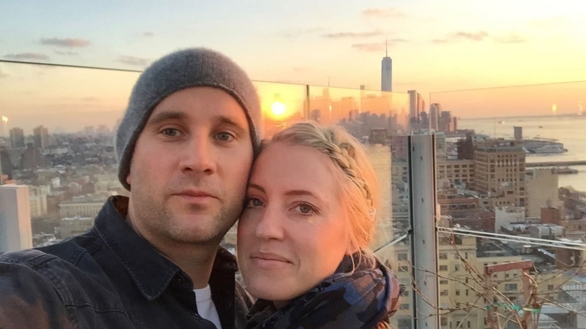 بين الصدفة والقدر.. قصة حب انتصرت على الفراق ومرور الزمن