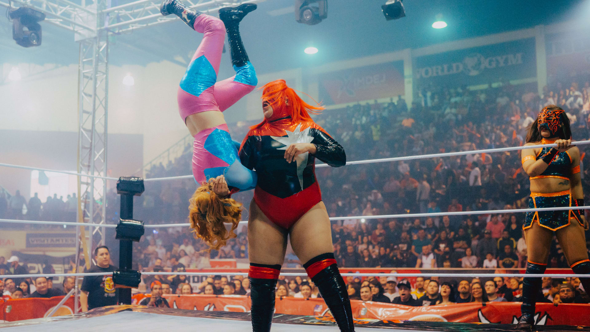 مصورة توثق الحياة السرية لنساء يقتحمن حلبات المصارعة في المكسيك