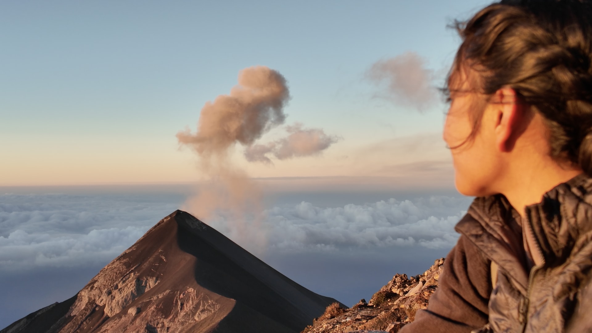 شاهد كيف يقوم المتنزهون بتسلق بركانًا نشطًا في غواتيمالا