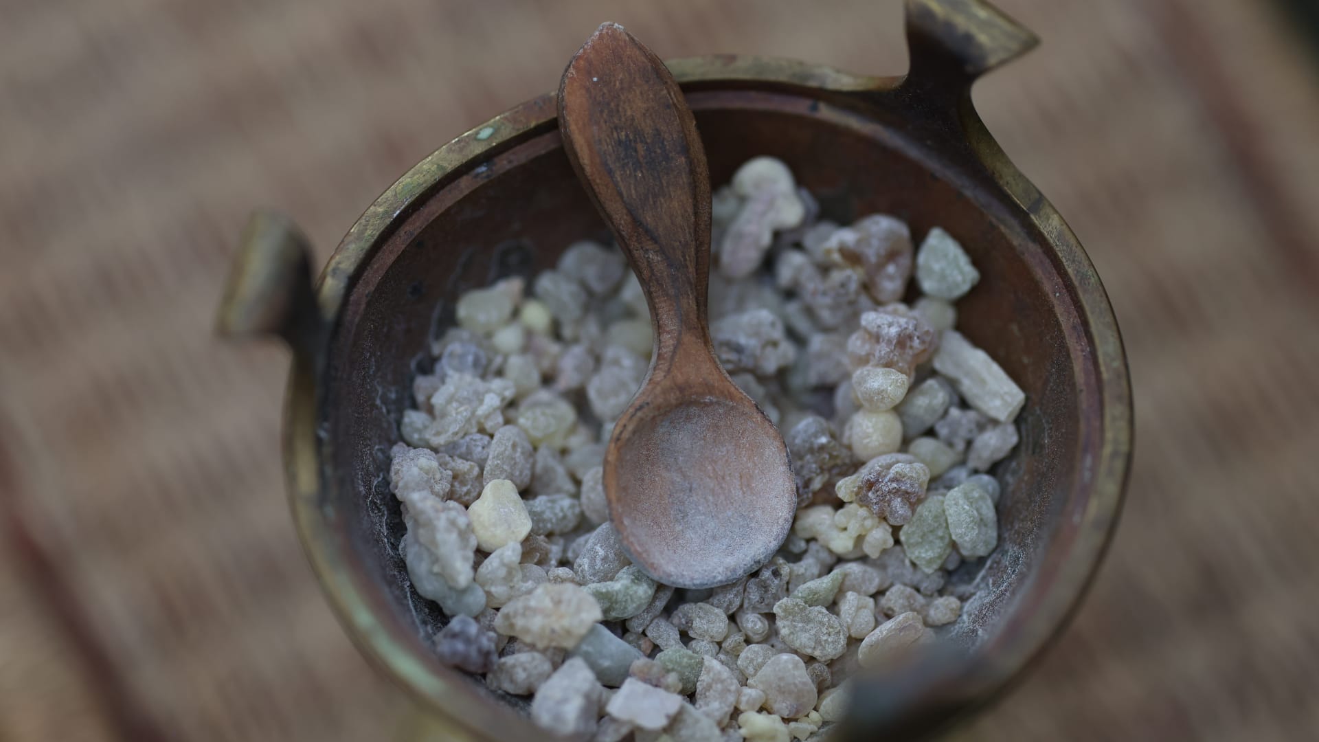 كنزٌ طبيعي منذ 6000 عام.. فوائد لُبان الذكر للعناية بالبشرة والشعر