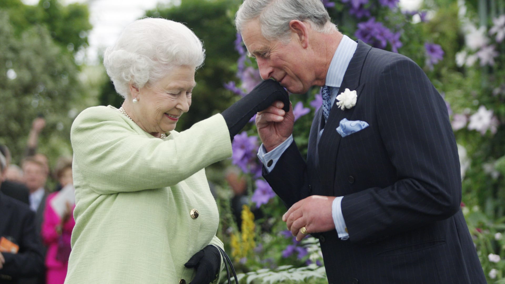 قفازات الملكة وبشت ولي العهد السعودي.. كيف تصبح الأزياء لغة بروتوكول؟