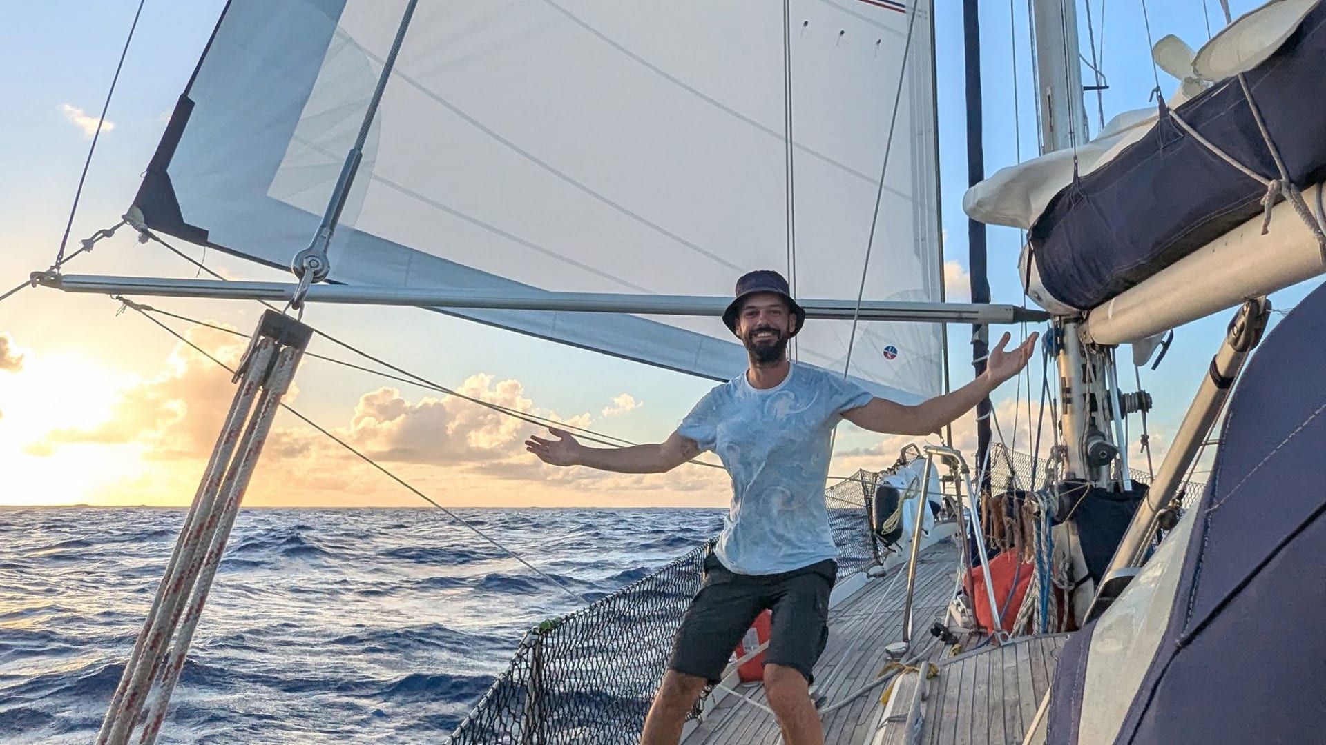 جمالٌ وشاحنات دواجن..رحلةِ مغامر مصري حولَ العالم دونَ طيران