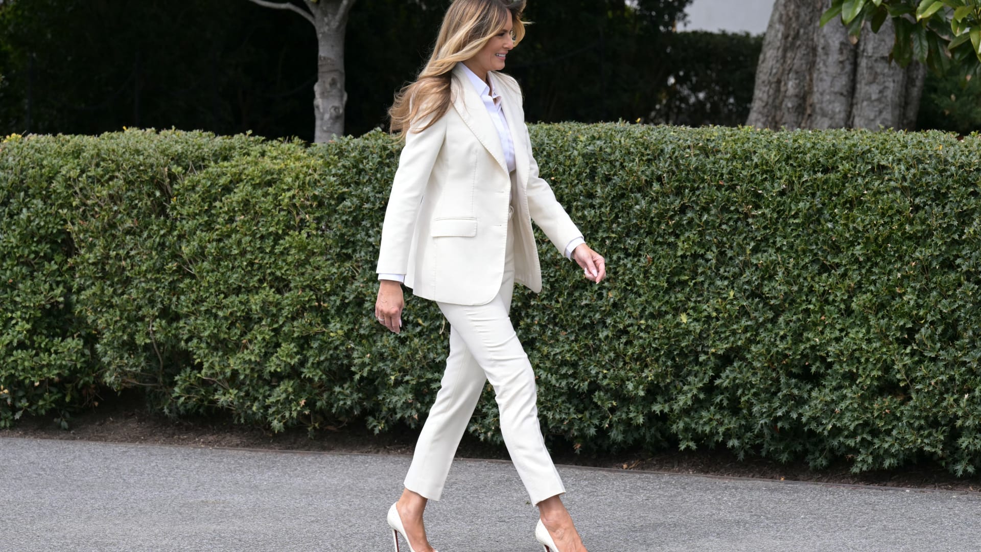 رسائل "شخصيّة" توجّهها ميلانيا ترامب عبر أزيائها..ماذا تعني كل قطعة ملابس؟