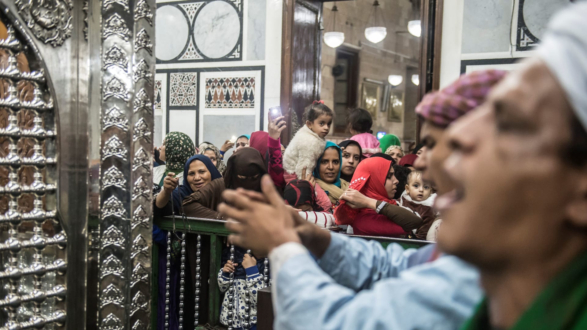 أوقاف مصر توضح حكم "التبرك والتوسل بالصالحين".. ما رأي ابن باز؟