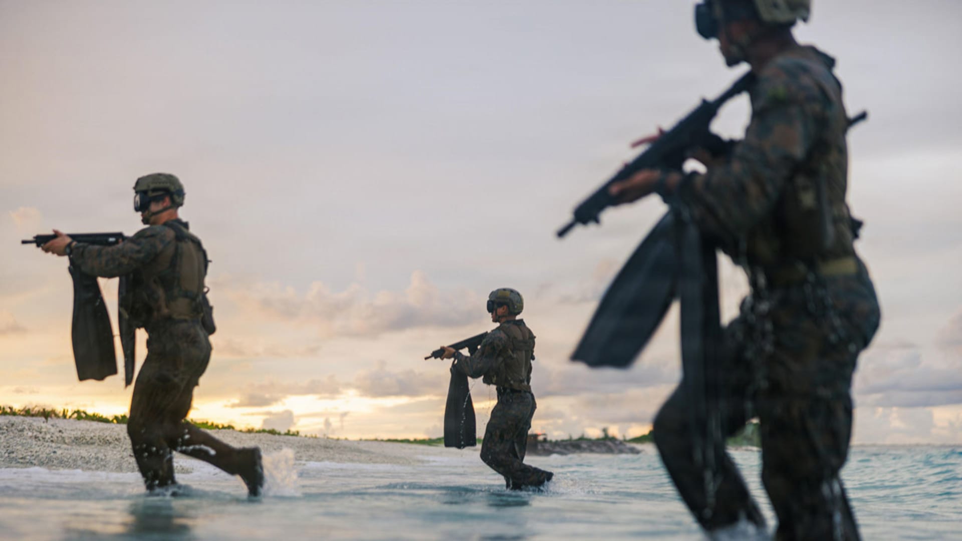 البنتاغون ينشر صوراً لجنود مارينز يتدربون على هجوم برمائي