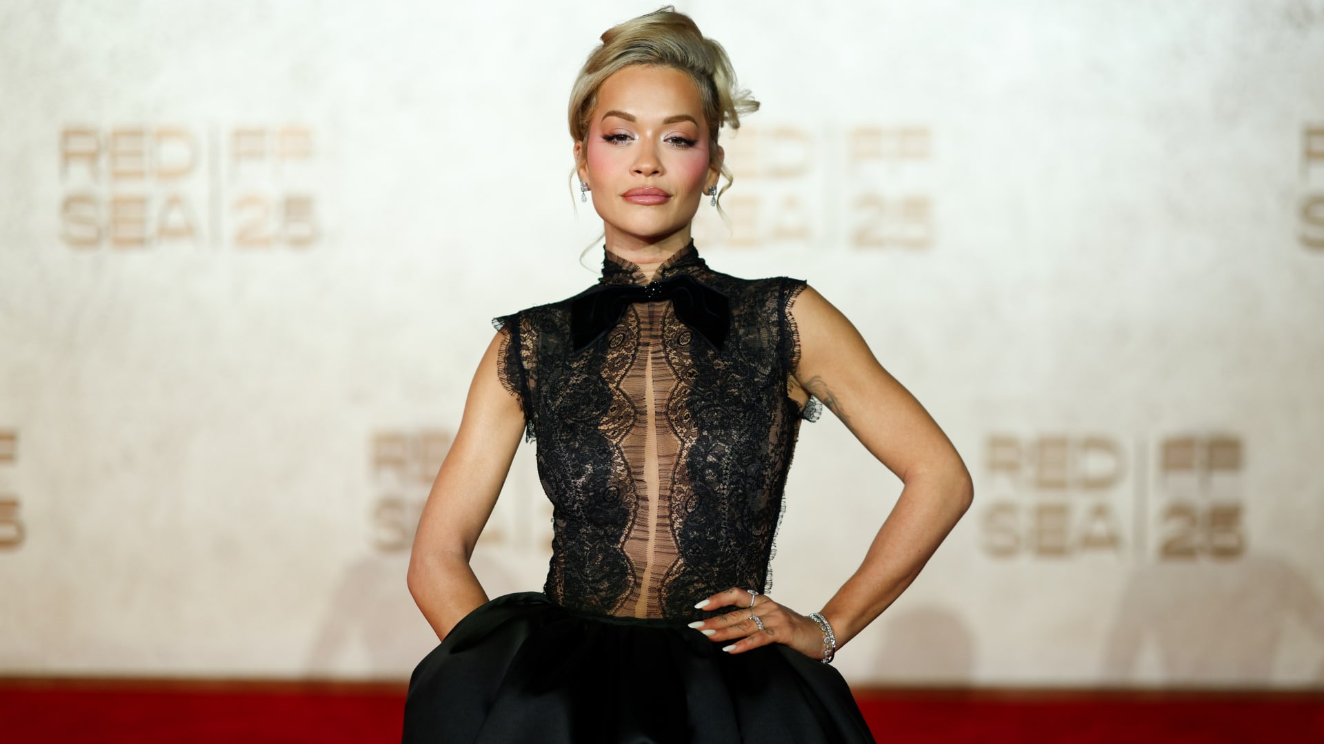 المصممة تيما عابد.. توازن مثالي بين التراث السعودي والأزياء الراقية