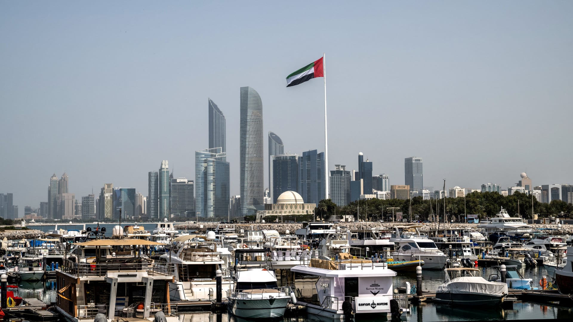 الإمارات.. تعليق العمليات في منشآت حبشان للغاز بسبب حادثة سقوط شظايا