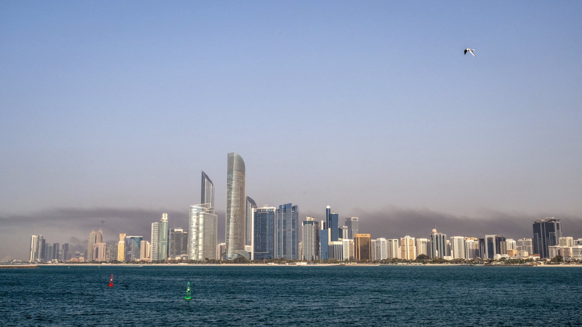 الإمارات.. مقتل مصري وإصابة 2 آخرين بسقوط شظايا اعتراض هجوم إيراني