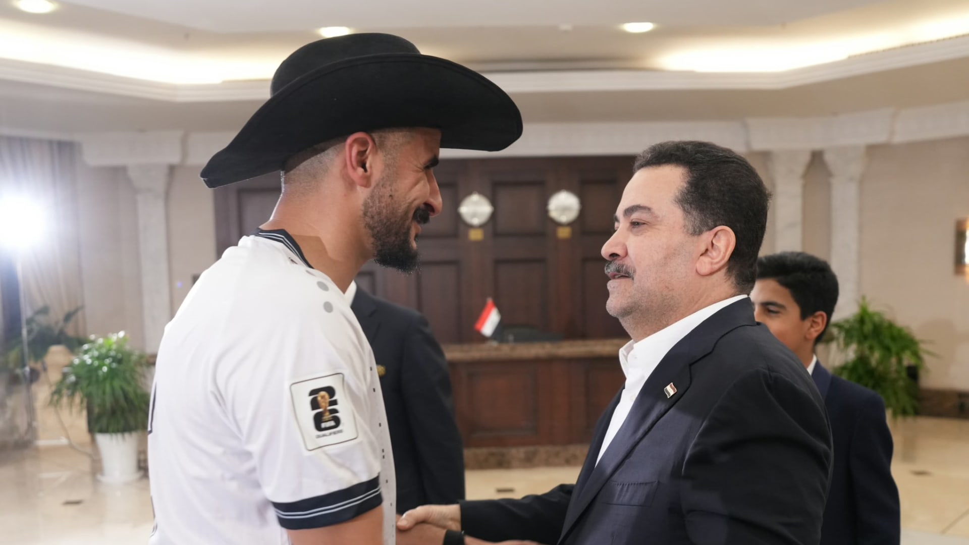 "مكسيكي؟!".. رئيس مجلس وزراء العراق يمازح أيمن حسين خلال استقباله بعثة المنتخب