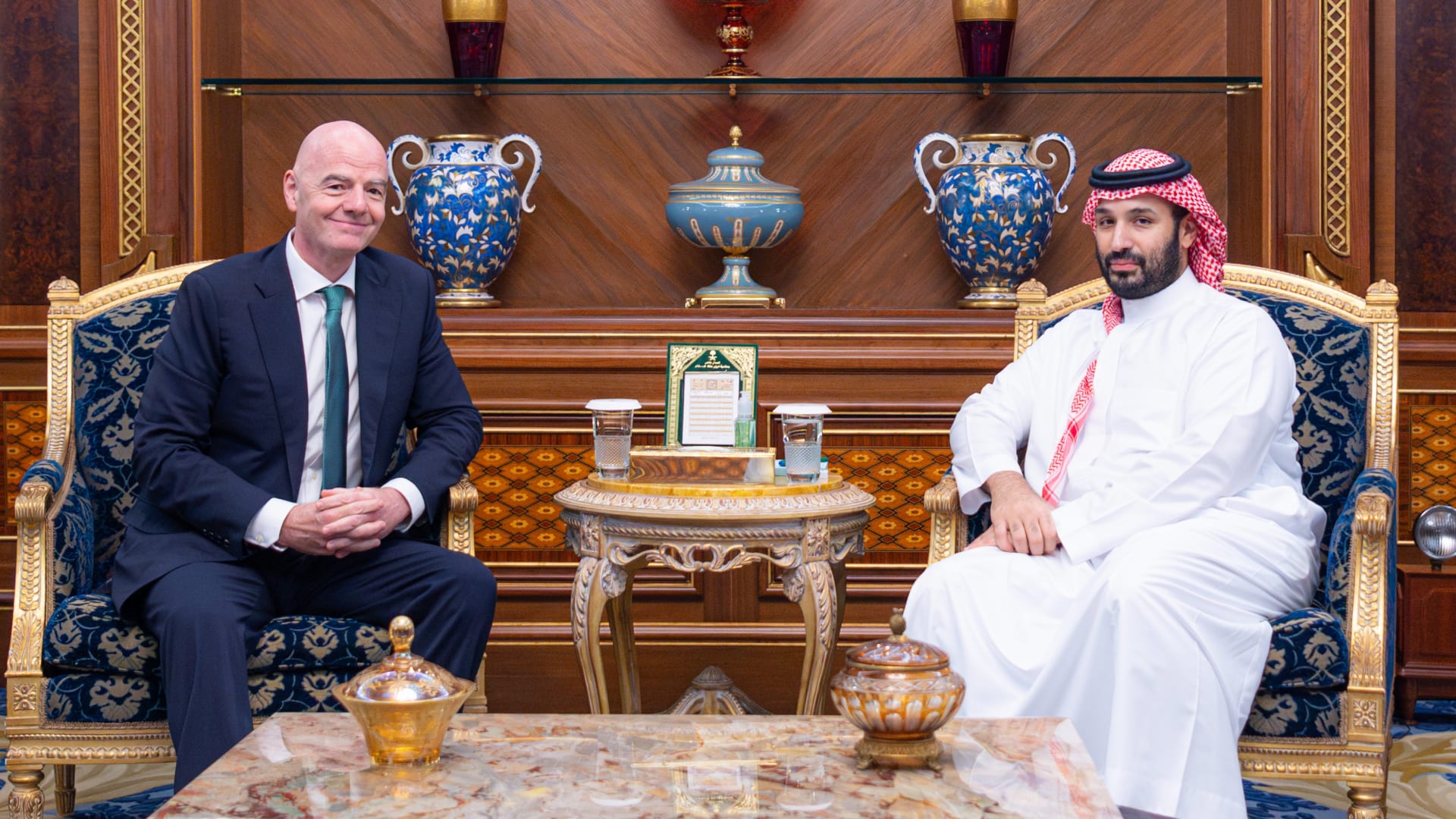 لقاء جديد بين محمد بن سلمان ورئيس "فيفا".. وهذا ما دار بينهما