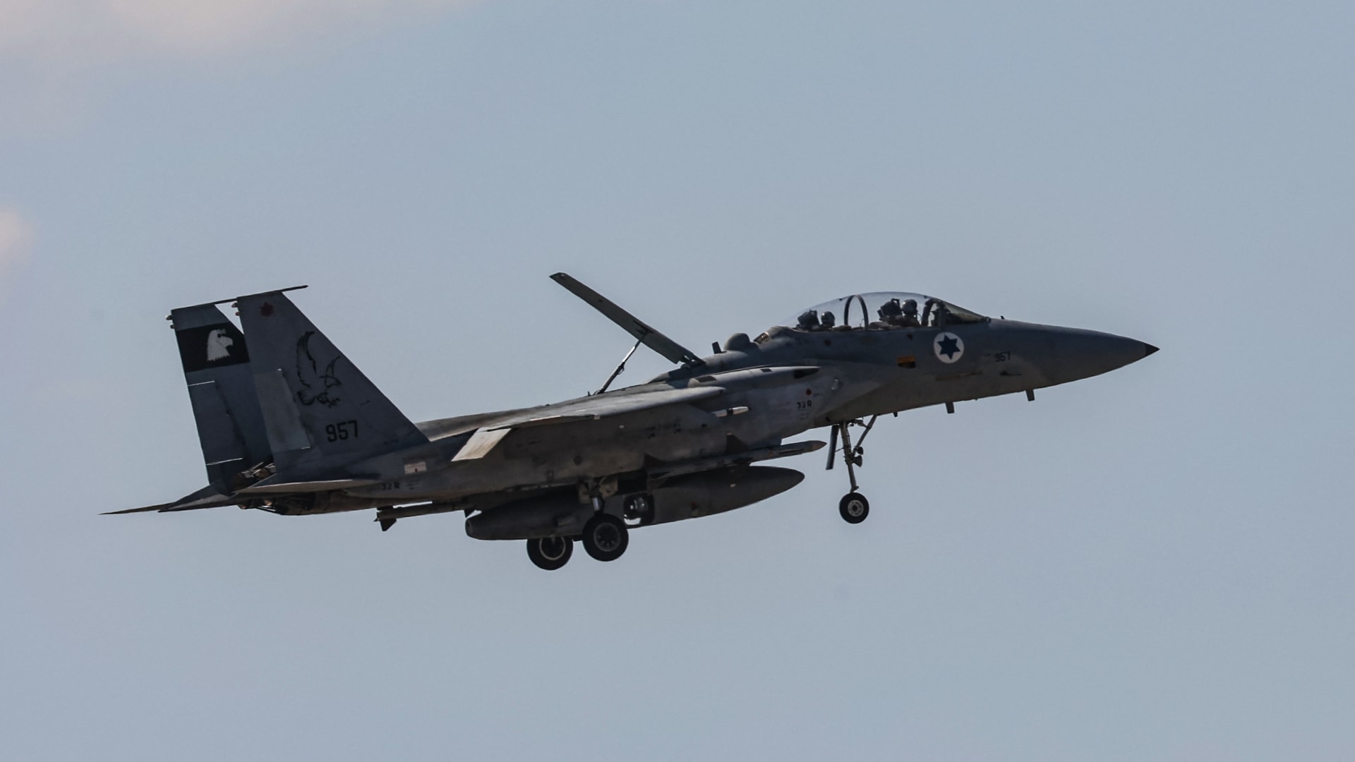 "إسرائيل أجلت شن بعض غاراتها على إيران الجمعة".. مصادر تكشف لـCNN السبب