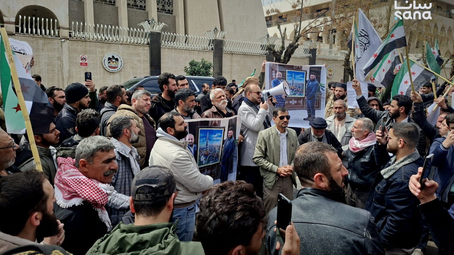 الإمارات تصدر بيانا بعد تعرض سفارتها في دمشق لاعتداءات ومحاولات "تخريب"