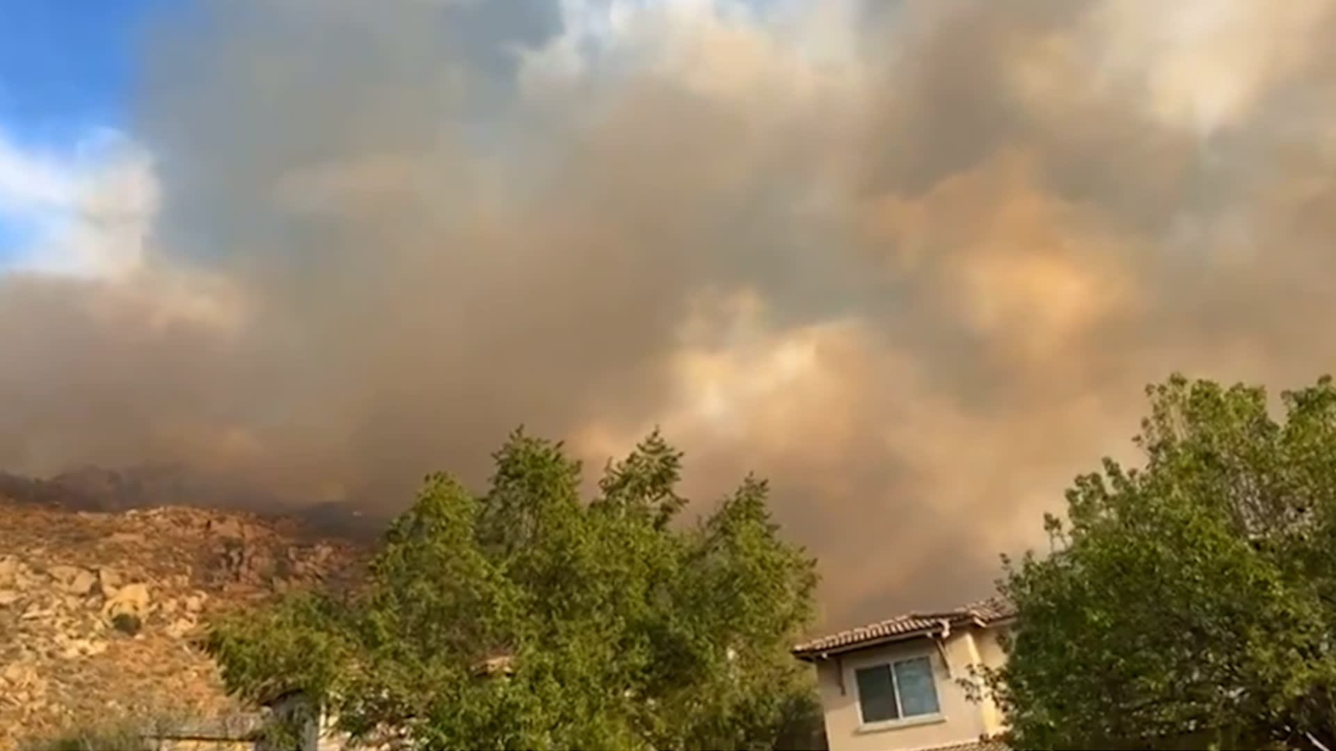 أوامر بالإخلاء وتحذيرات في كاليفورنيا.. فرق الإطفاء تكافح حريقًا سريع الانتشار