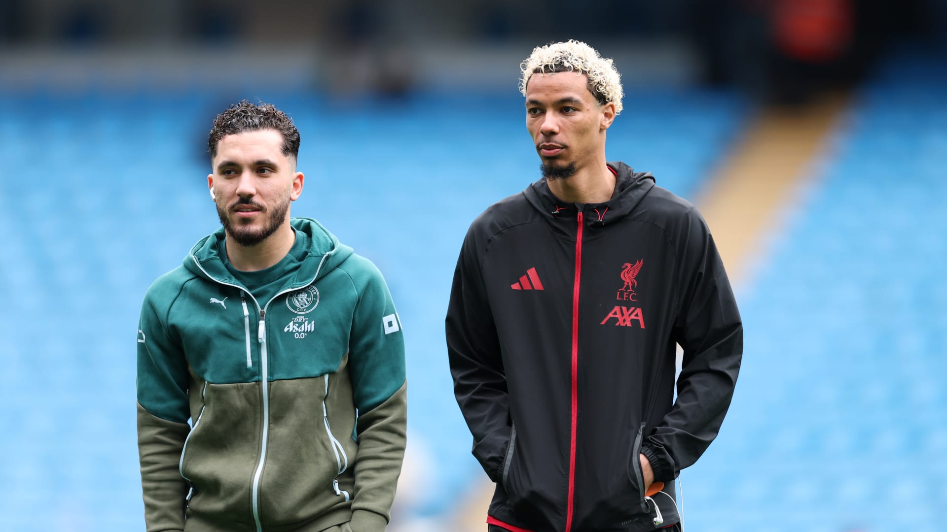 موقف "محرج" على دكة البدلاء..ريان شرقي يرتدي قميص لاعب ليفربول ثم يُطلب منه خلعه