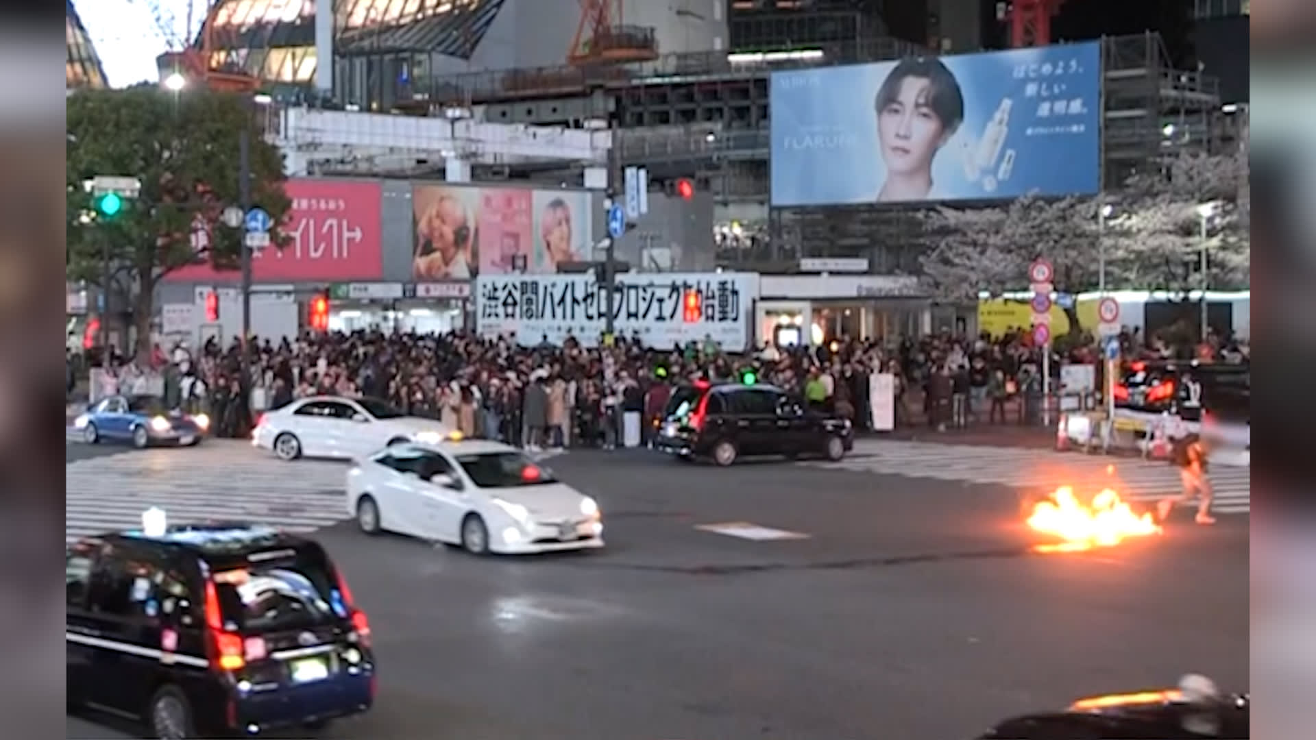 حريق في تقاطع "شيبويا" الشهير بطوكيو.. وفيديو يُظهر لحظة إشعال رجل النار