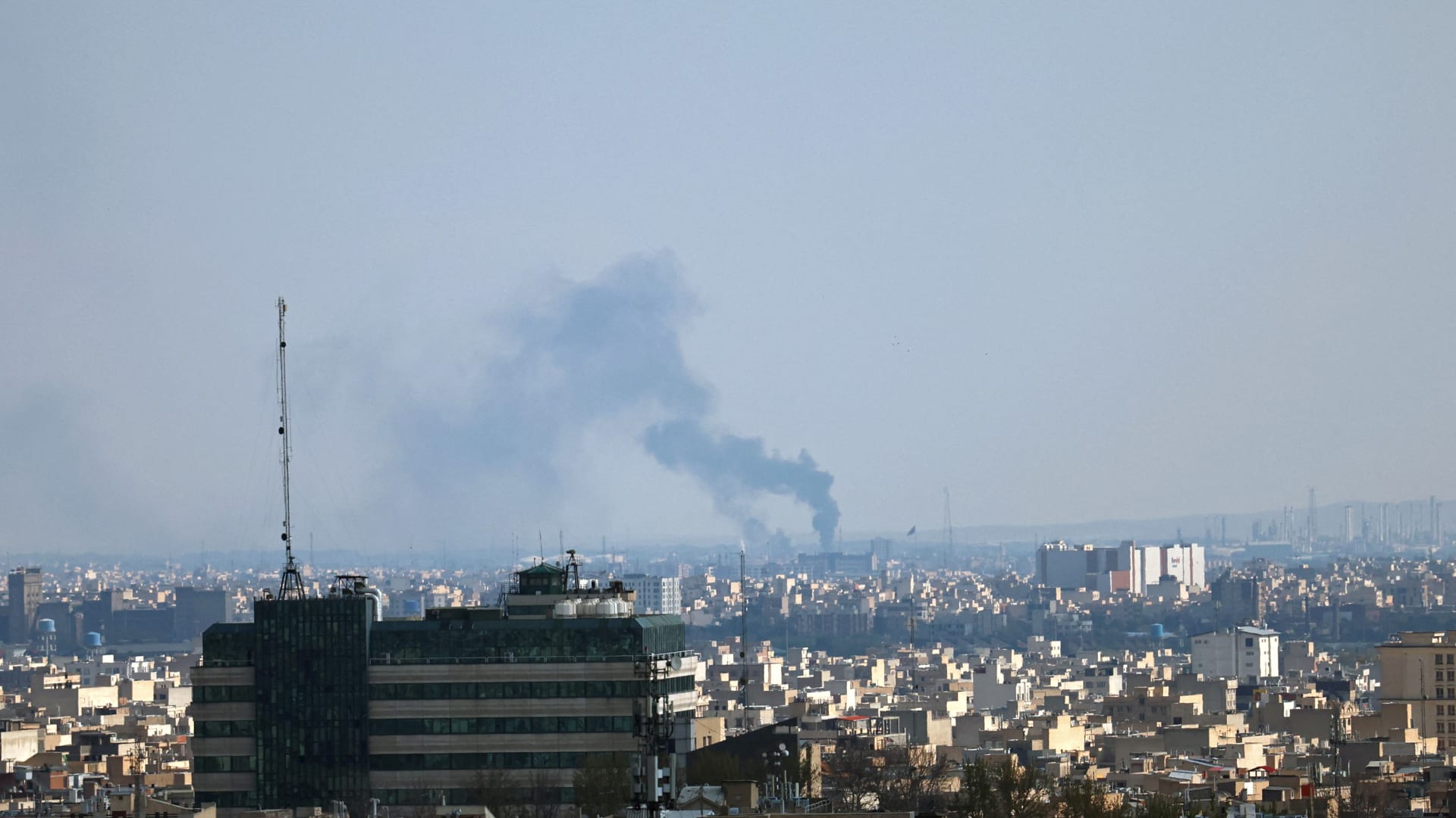 رجال قبائل إيرانيون يبحثون عن طيار أمريكي مفقود وسط غموض حول مصيره