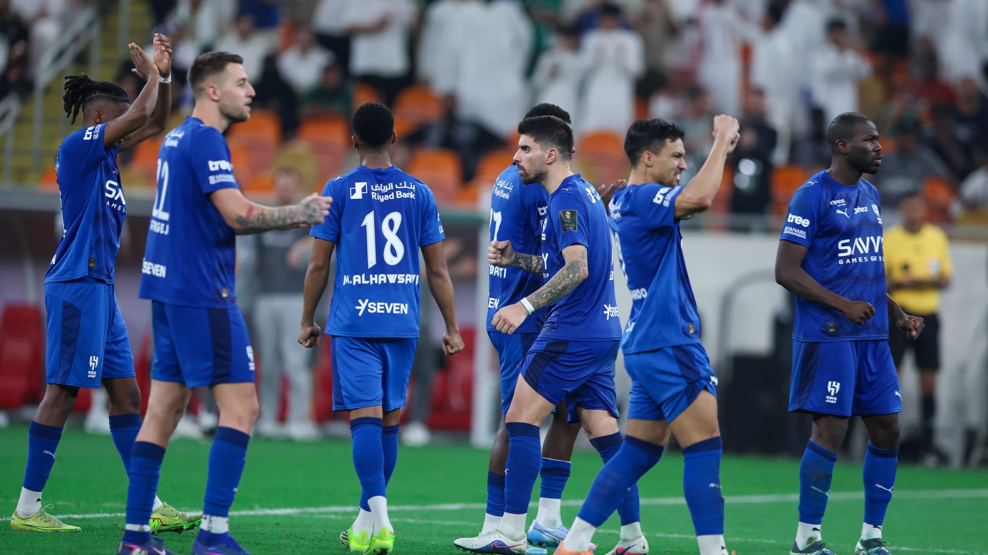 السعودية.. هذا ما فعله لاعبو الهلال مع جماهيرهم بعد التعثر أمام التعاون