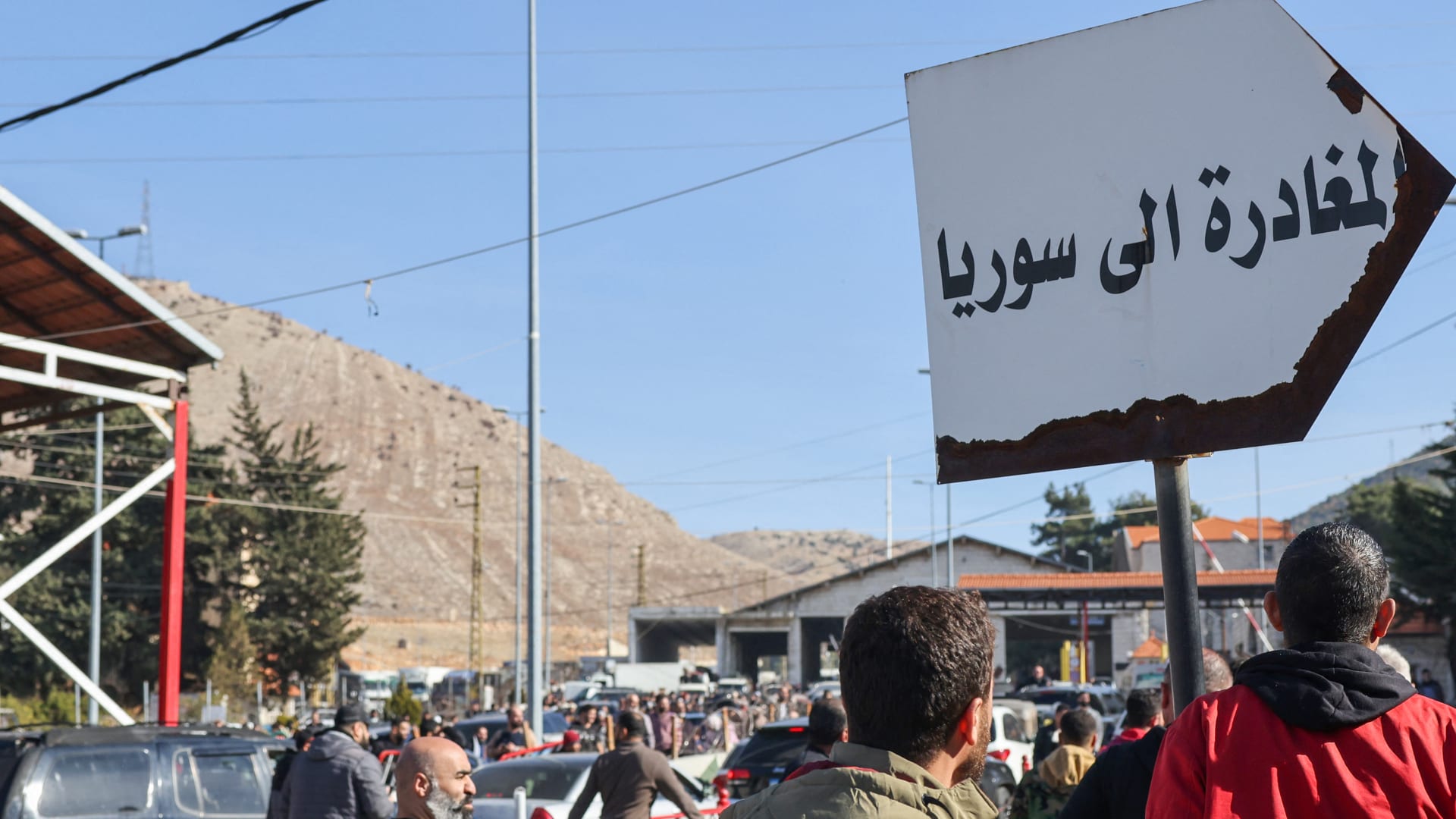 سوريا تغلق معبرًا حدوديًا مؤقتًا بعد تحذيرات إسرائيلية من غارات جوية وشيكة