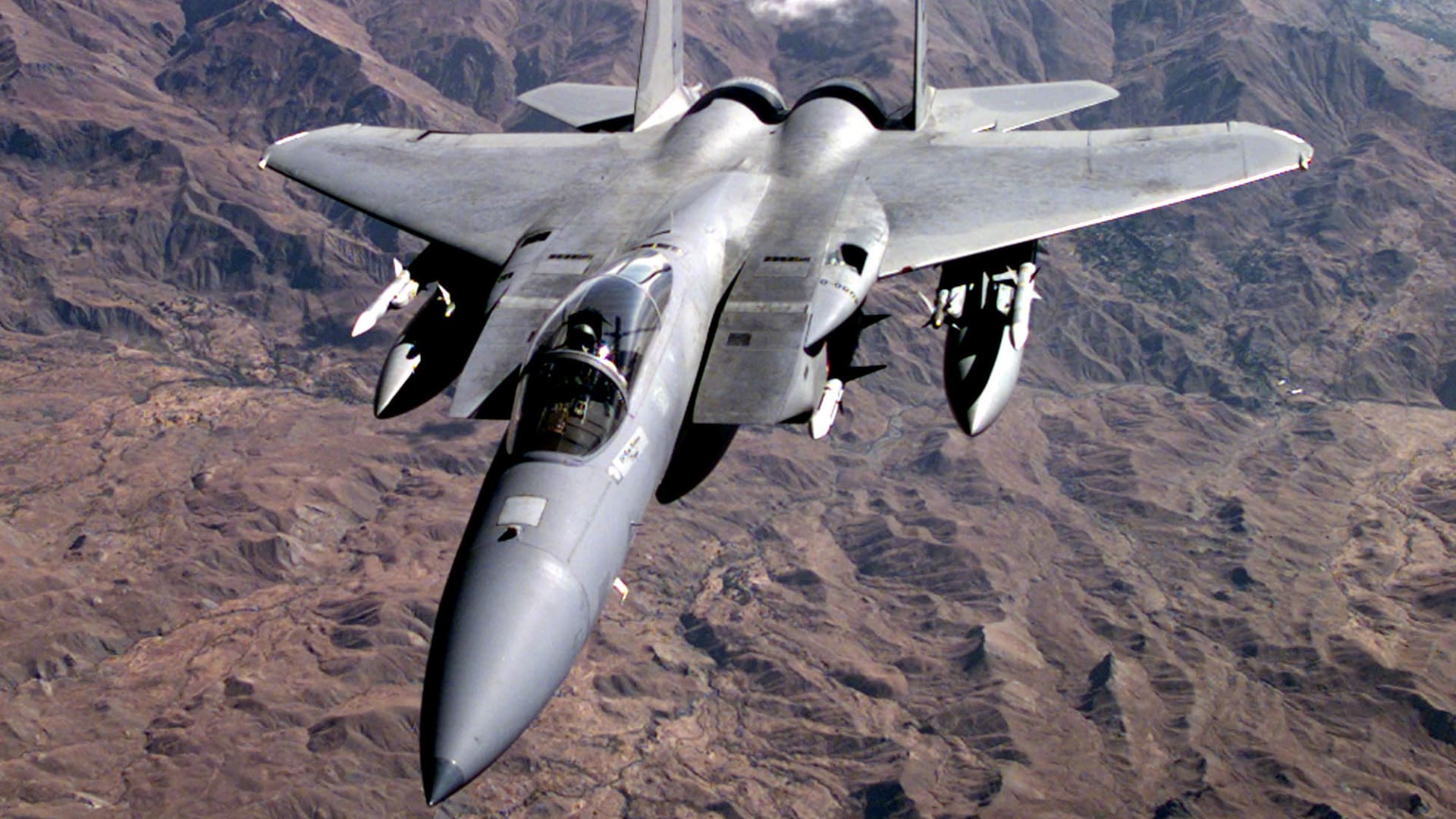 مدى تعقيد وخطورة إنقاذ عضو طاقم الطائرة الأمريكية من إيران.. محلل عسكري يعلق لـCNN