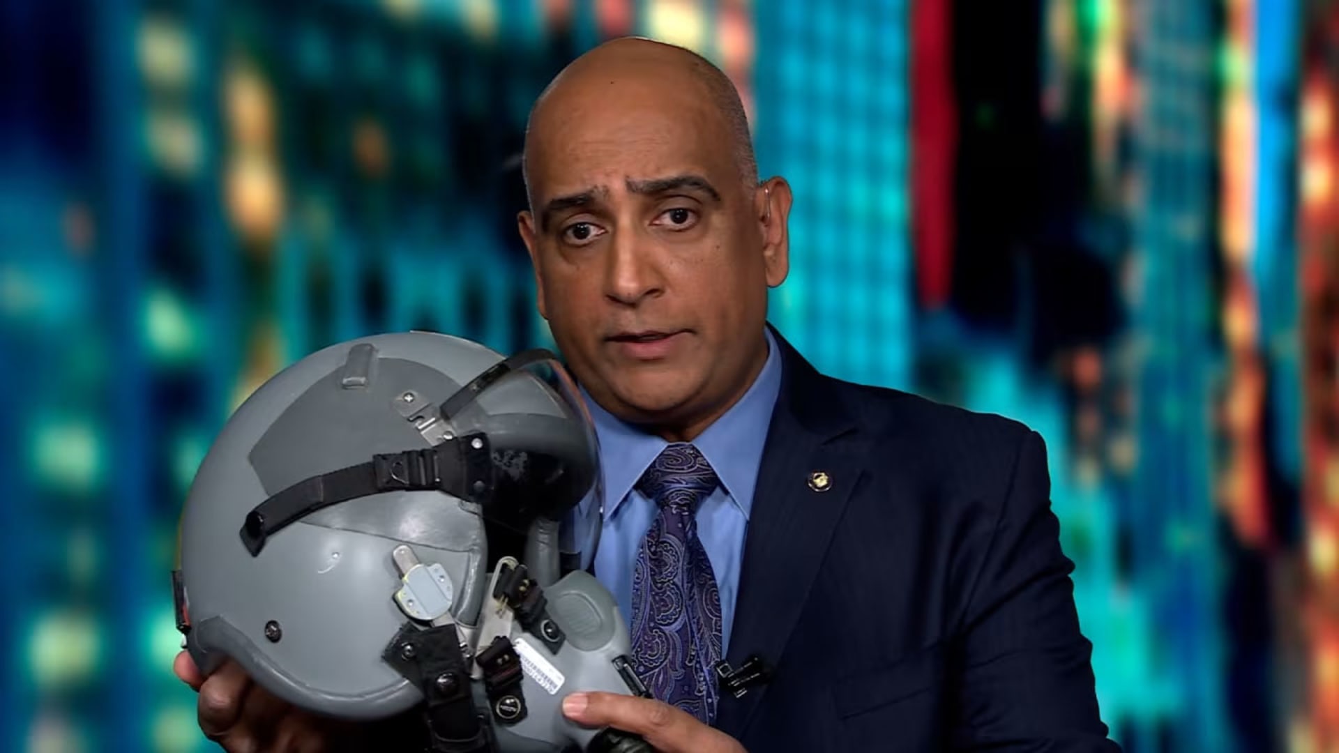 طيار أمريكي سابق يبيّن ما فعله الطيار داخل إيران قبل إنقاذه والتدريبات على هذه المواقف