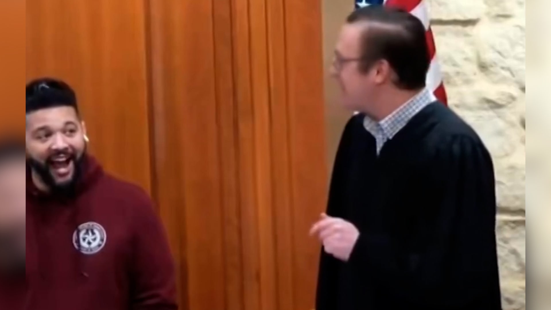 بعد انتشار فيديو توبيخه لموظف.. استدعاء محامٍ للمحكمة بعد انتقاد سلوك قاض