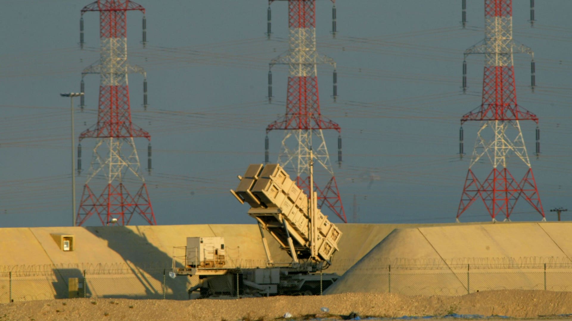 حرائق وأضرار في دول الخليج مع استمرار هجمات إيران صباح الأحد.. ماذا نعلم؟