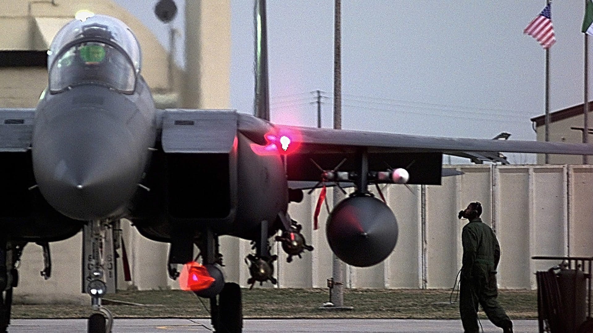 5 أمور لا نعلمها عن إنقاذ طاقم الطائرة الأمريكية التي سقطت في إيران