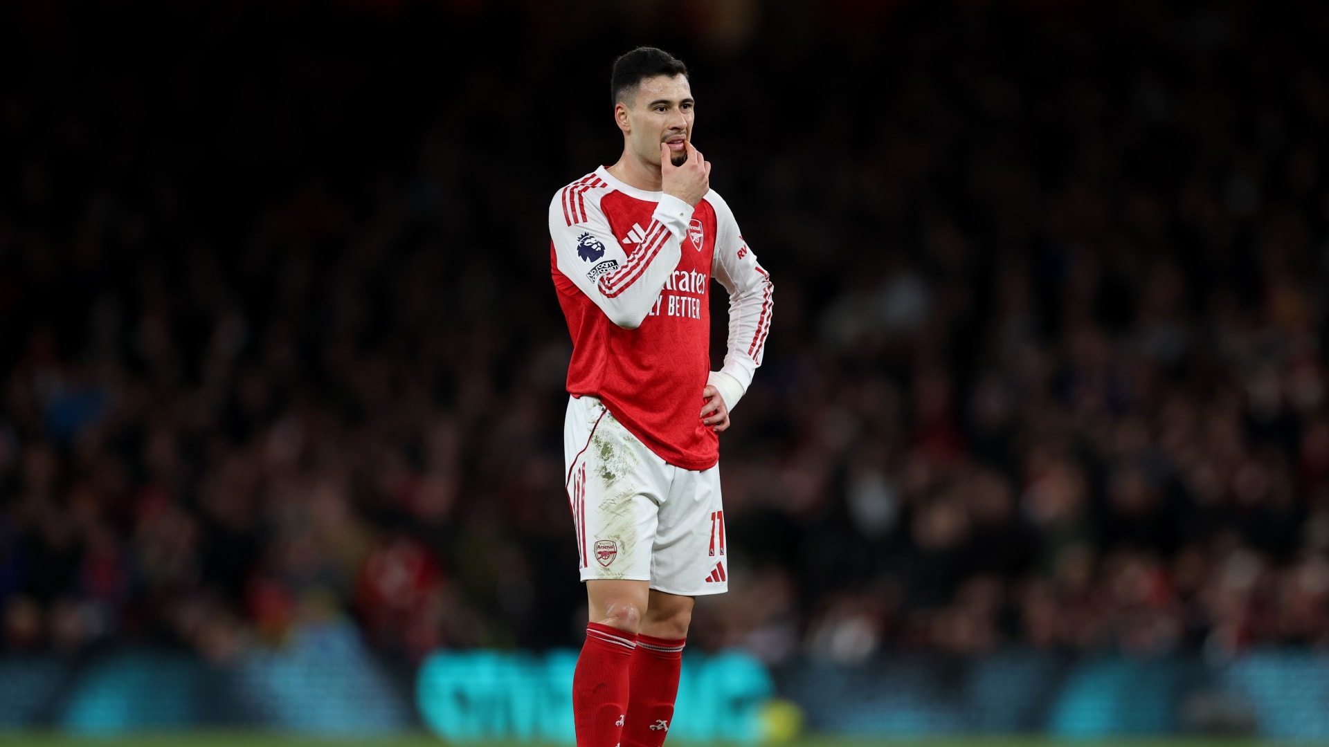 لقطة جدلية في كأس إنجلترا.. لاعب أرسنال يدفع الحكم ويتلقى عقوبة