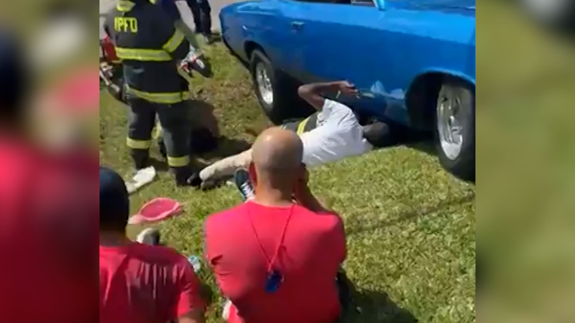 سيارة تصدم 15 شخصًا بموكب احتفالي بأمريكا.. والشرطة: لا يبدو متعمداً