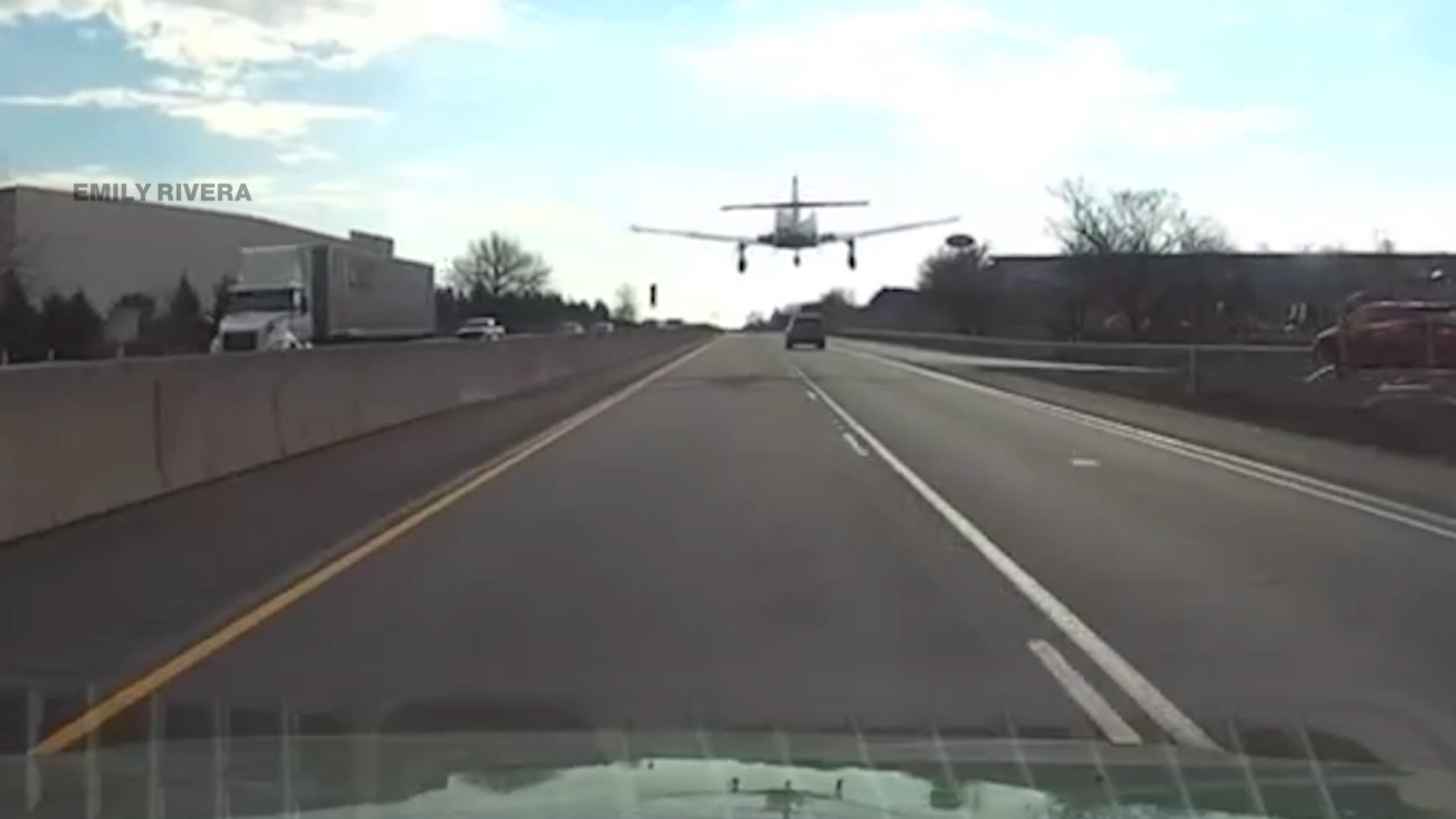 تصرف جريء وسط المركبات.. شاهد نجاح طيار محترف بهبوط اضطراري على طريق سريع