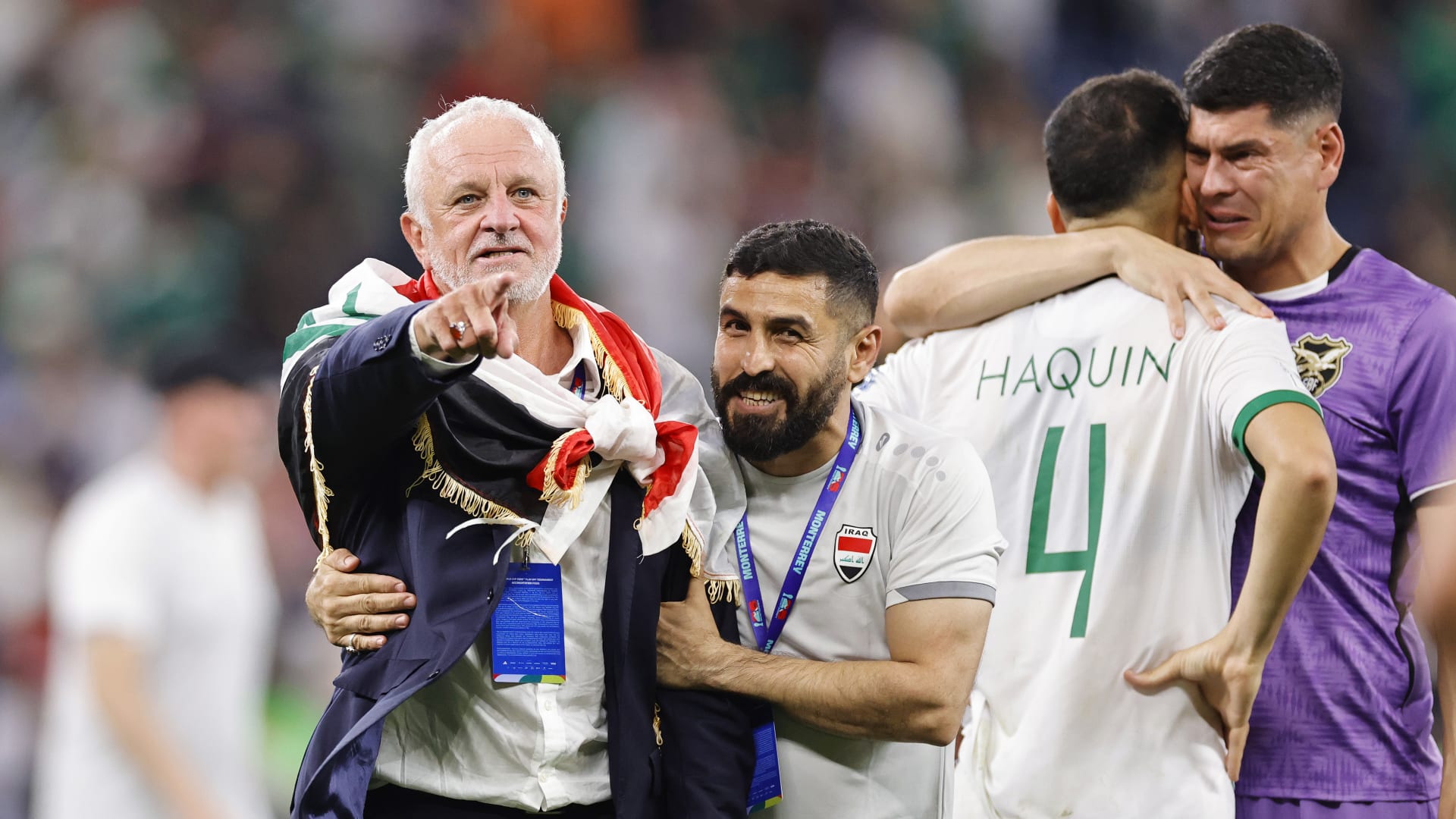 تصرف "لافت" من الجالية العراقية في أستراليا مع المدرب غراهام أرنولد