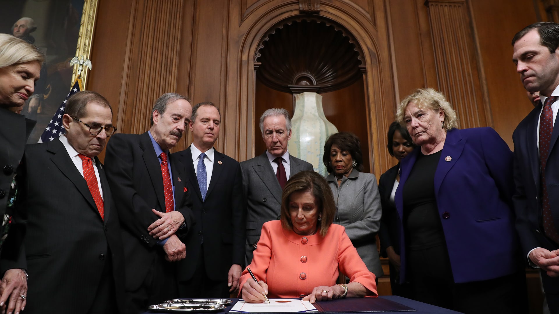 فيديو منسوب لـ"توقيع مذكرة عزل ترامب" مؤخرًا.. هذه حقيقته