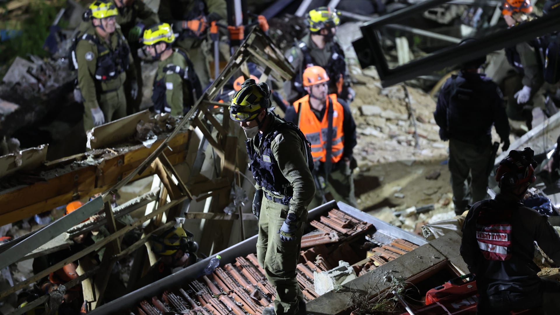 إعلام إسرائيلي: مقتل شخصين بضربة إيرانية استهدفت مبنى سكنيا في حيفا