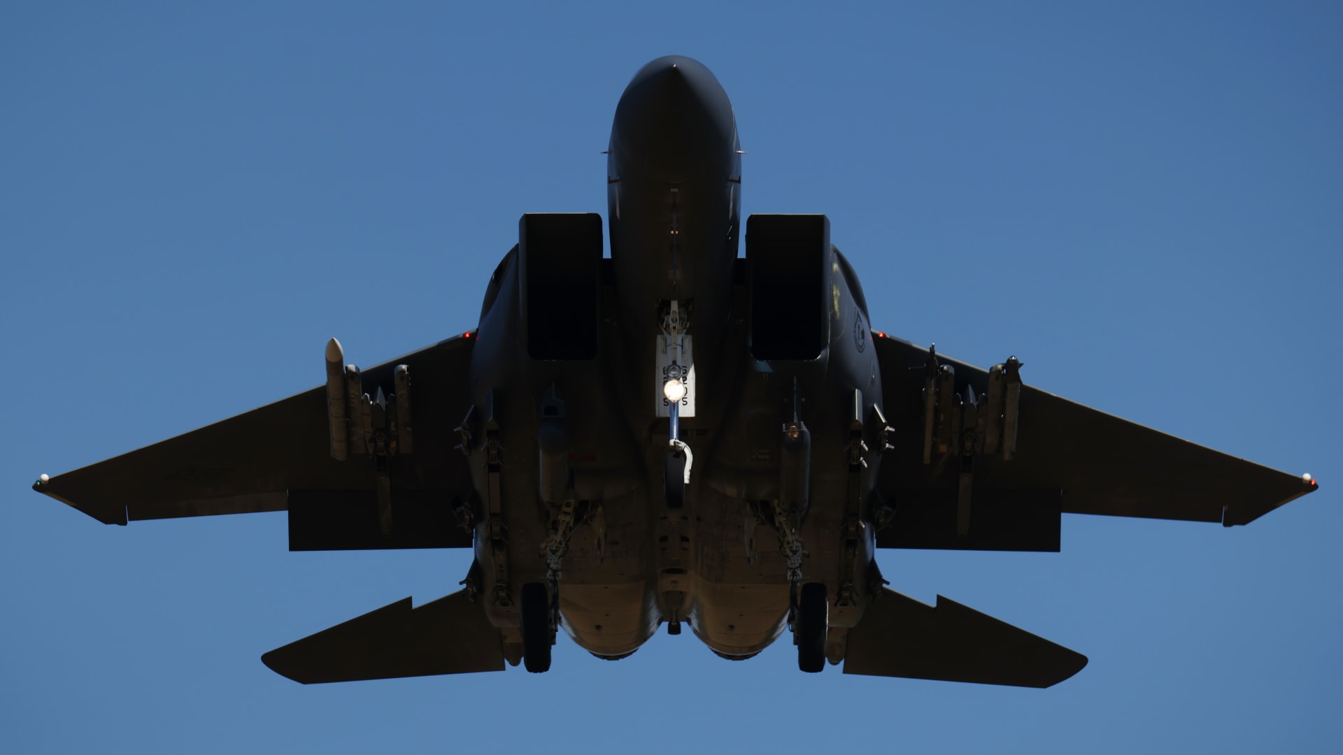 صور أقمار صناعية تظهر حفرا جراء تدمير القوات الأمريكية لطائراتها بعد تعرضها لأضرار في إيران