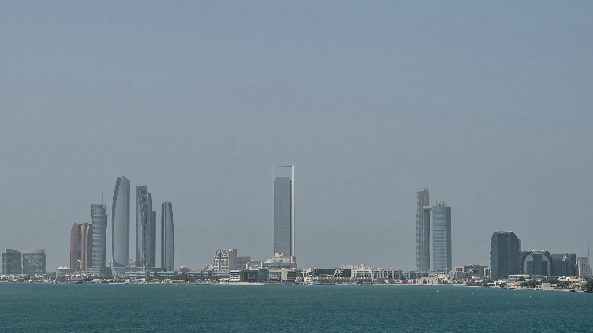 سقوط شظايا بعد اعتراض هجوم على شركة نظم رنين في أبوظبي وإصابة شخص