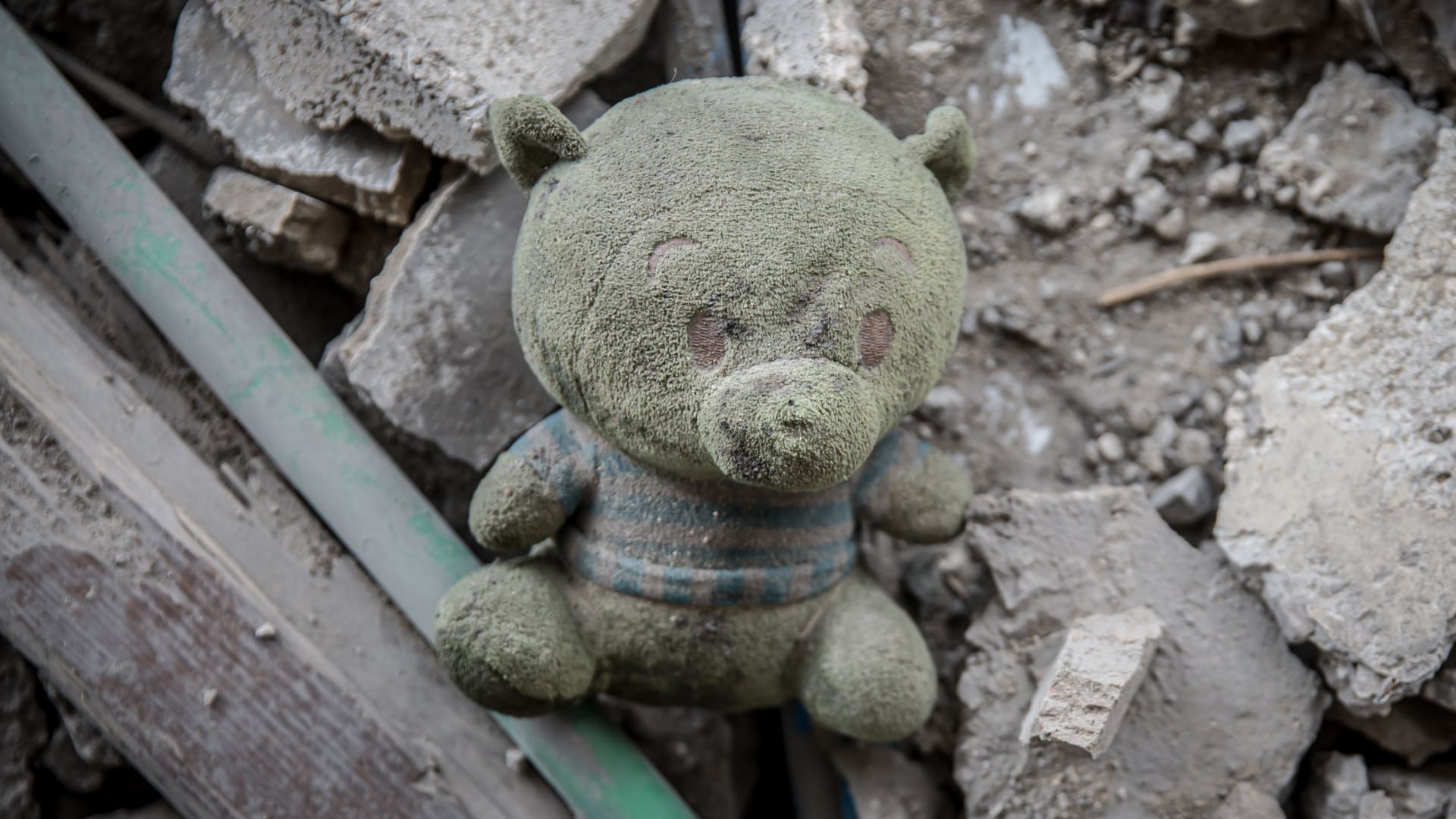 سعادة طُمِرت تحت الركام.. مصوّرة إيرلنديّة توثّق حياة الأطفال المدمرة في لبنان