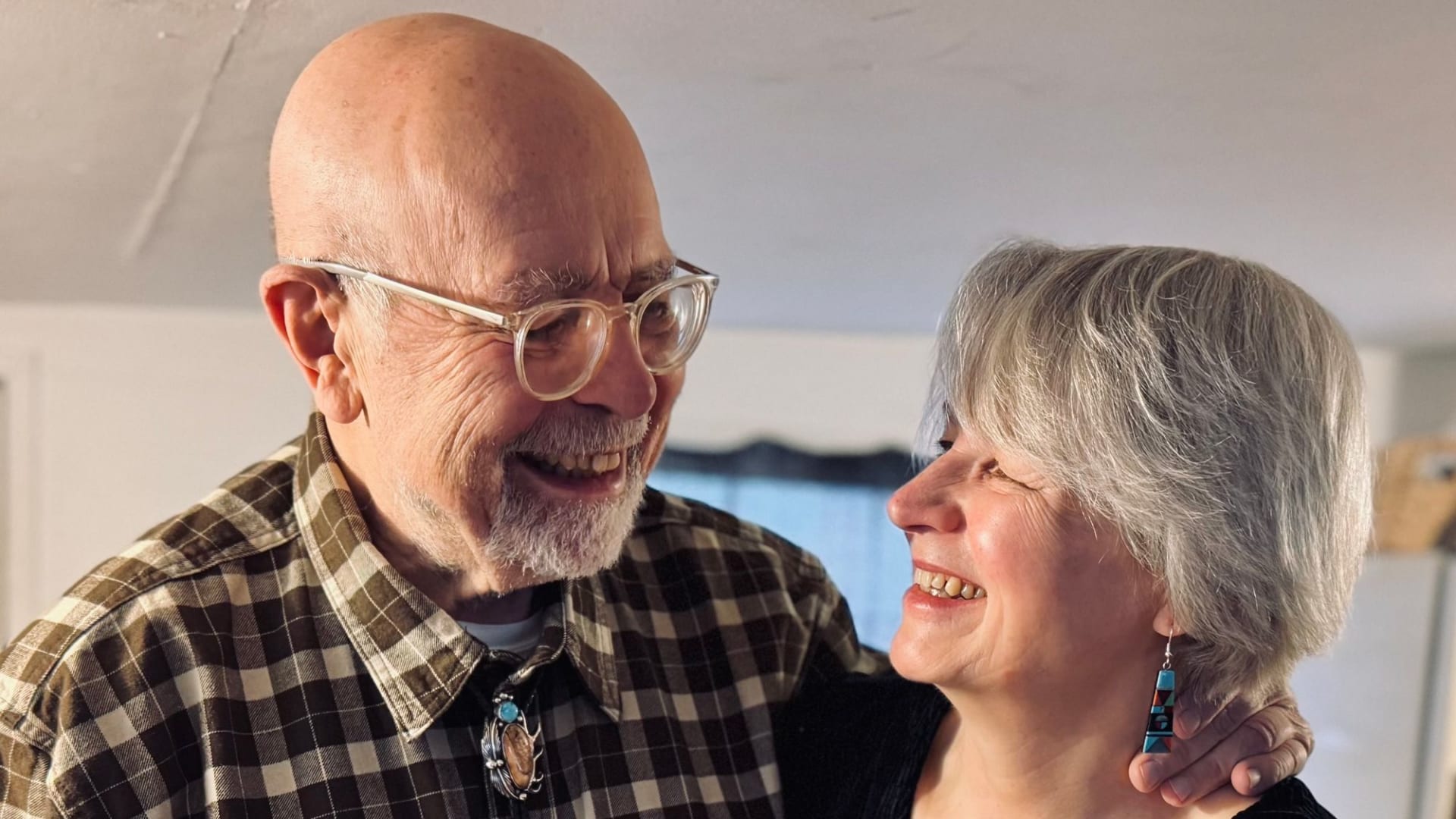 أمريكي طلب من غريبة على الإنترنت أن تكون مرشدة سياحية له ببولندا.. فوقعا في الحب