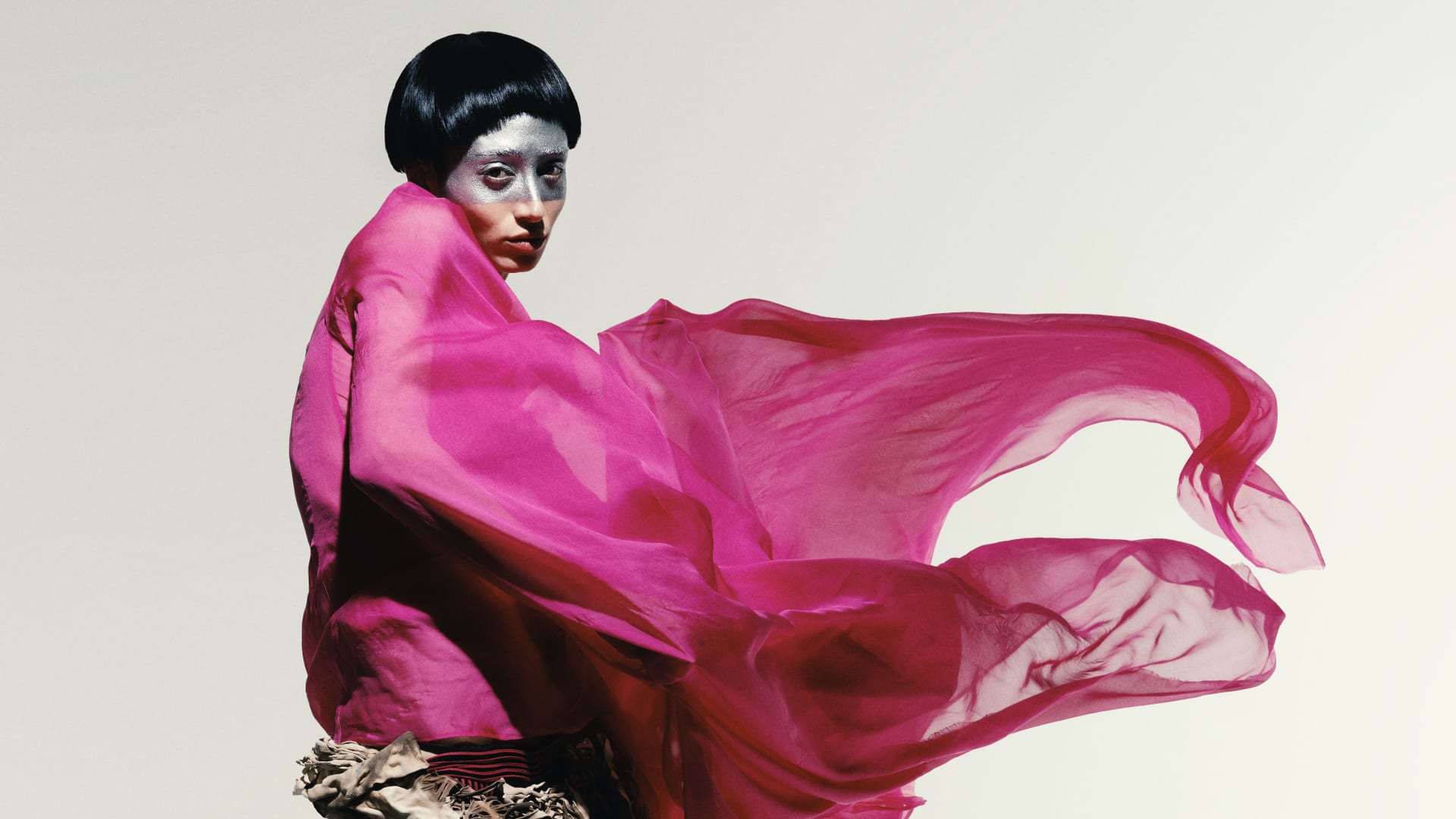 مصمم فلسطيني يجسد بتطريزاته "الغزاوية" الذاكرة والانتماء والنزوح