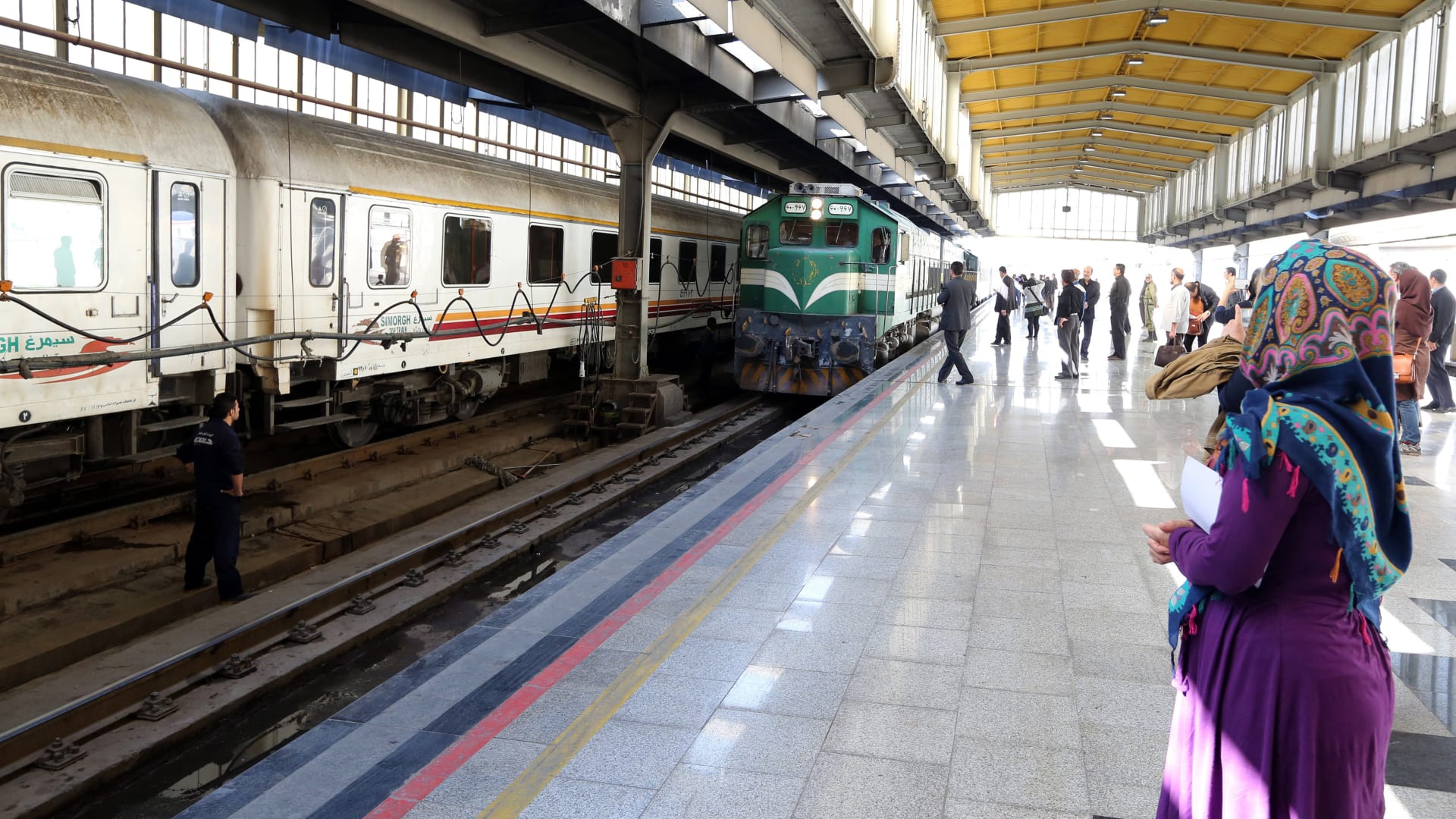 الجيش الإسرائيلي يوجه "تحذيرًا عاجلًا" للإيرانيين: ابتعدوا عن القطارات وسكك الحديد في الـ12 ساعة القادمة