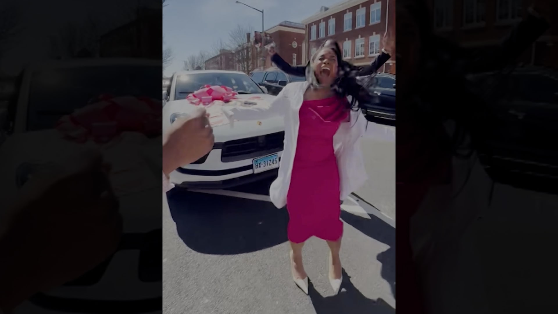 عاملة نظافة سابقة في مستشفى بأمريكا تعود إليه من جديد كطبيبة