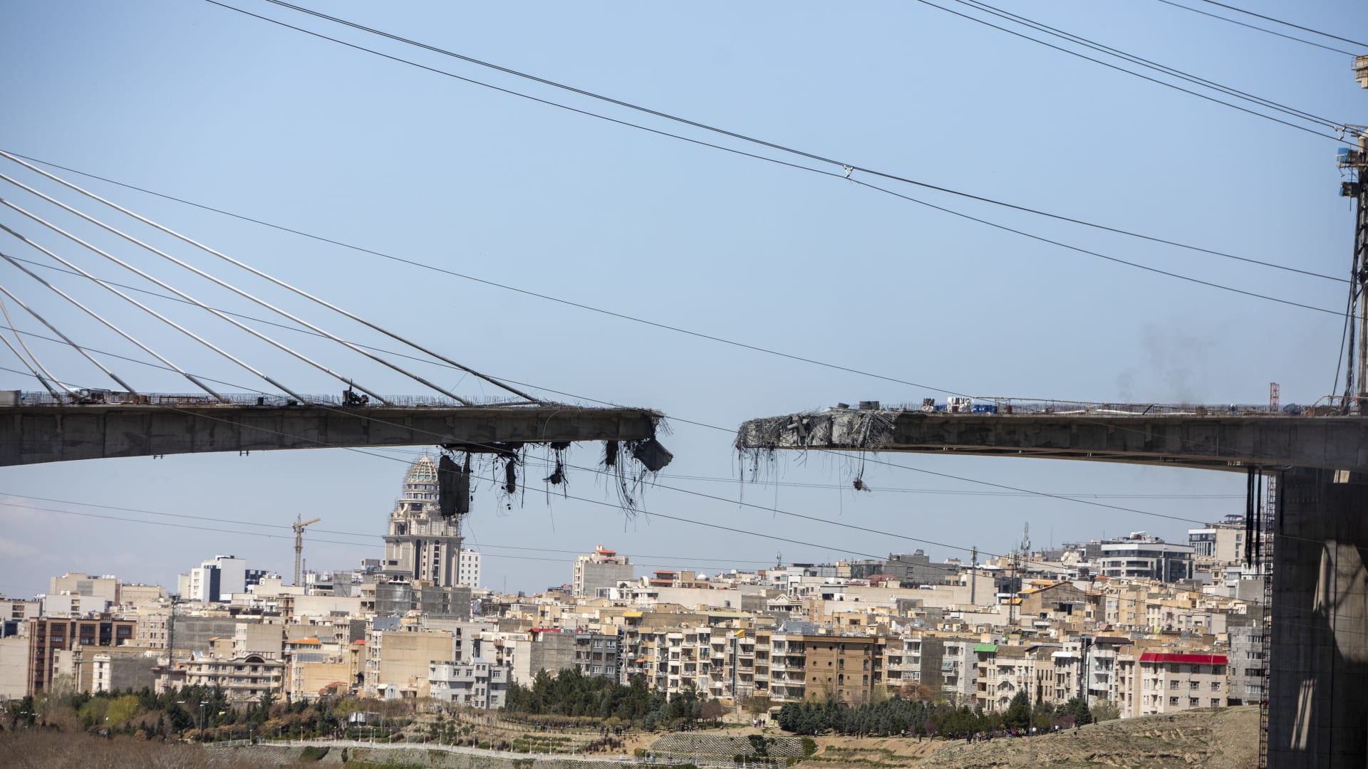 غارات جوية على طرق رئيسية وخطوط للسكك الحديدية في إيران.. أين وقعت؟