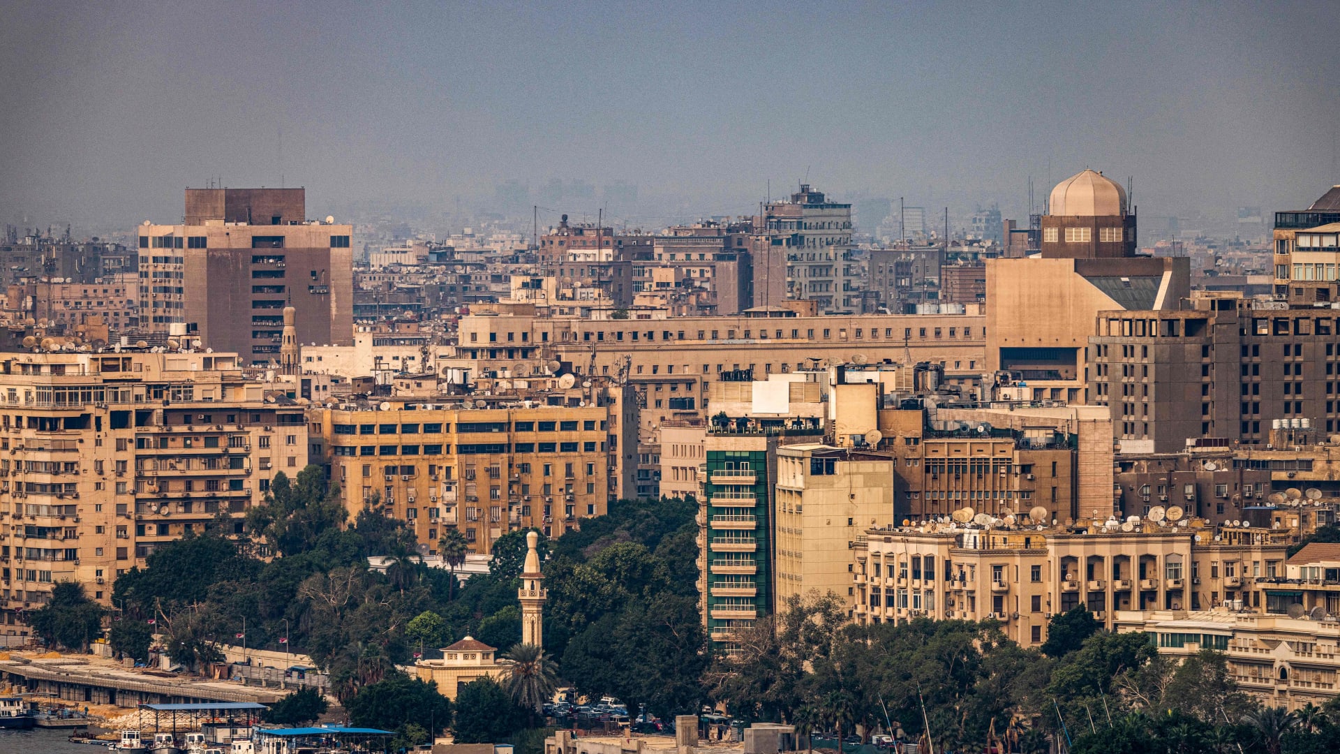 السفارة الأمريكية في مصر تحذر رعاياها وتعدد مواقع "قد تكون أهدافًا محتملة"