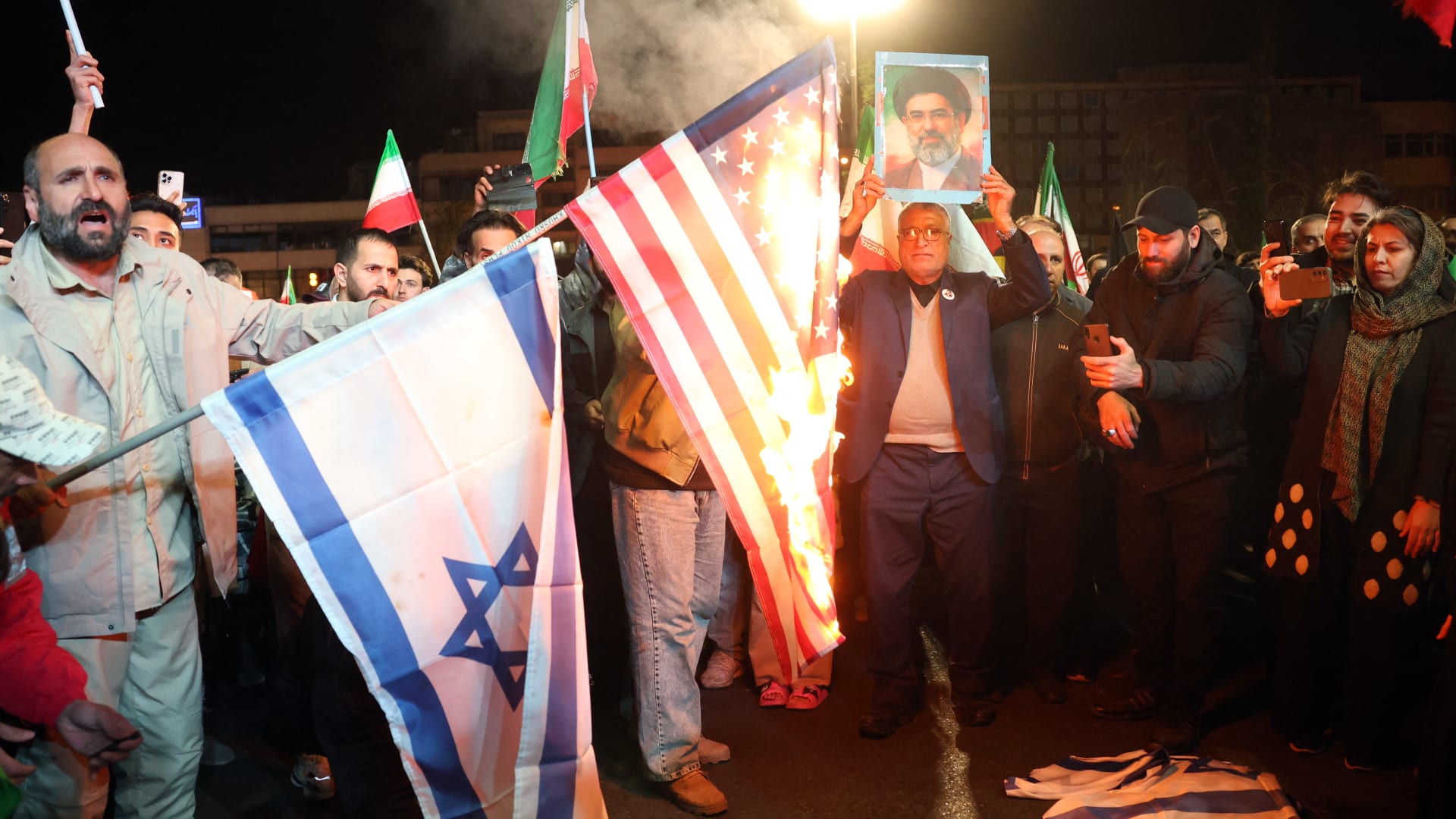 بالصور.. احتفالات وحرق أعلام في طهران فجر الأربعاء بعد إعلان وقف إطلاق النار