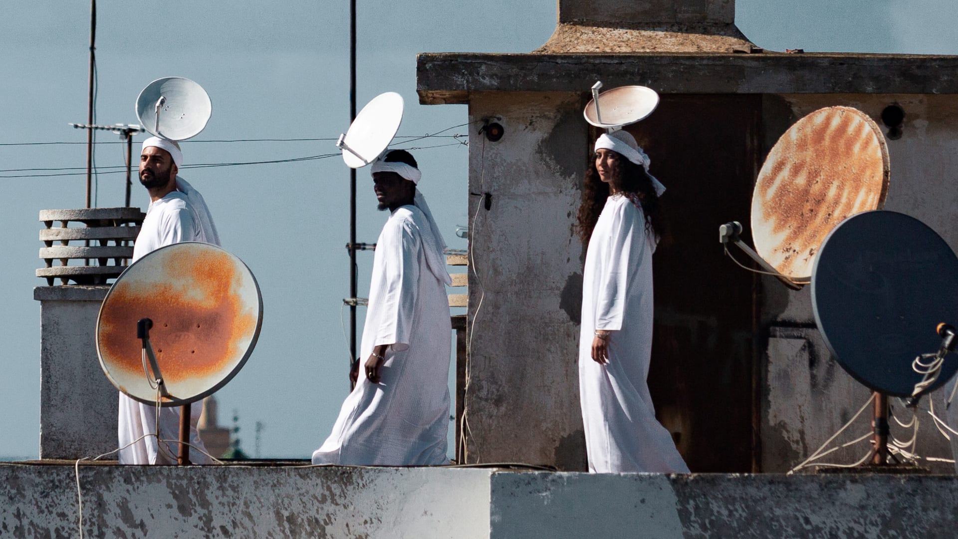 بالصور..هكذا تحولت أقمار صناعية في المغرب إلى تيجان على الرؤوس