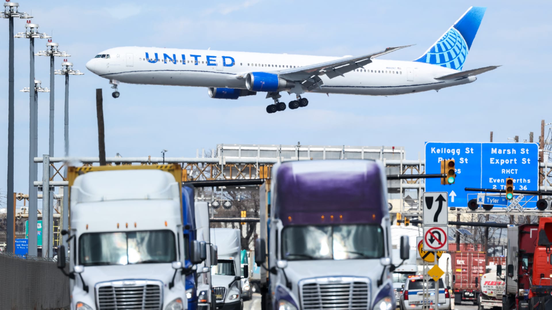 طائرة بوينغ 767.. رحلات حديثة على متن إحدى أقدم الطائرات في الخدمة