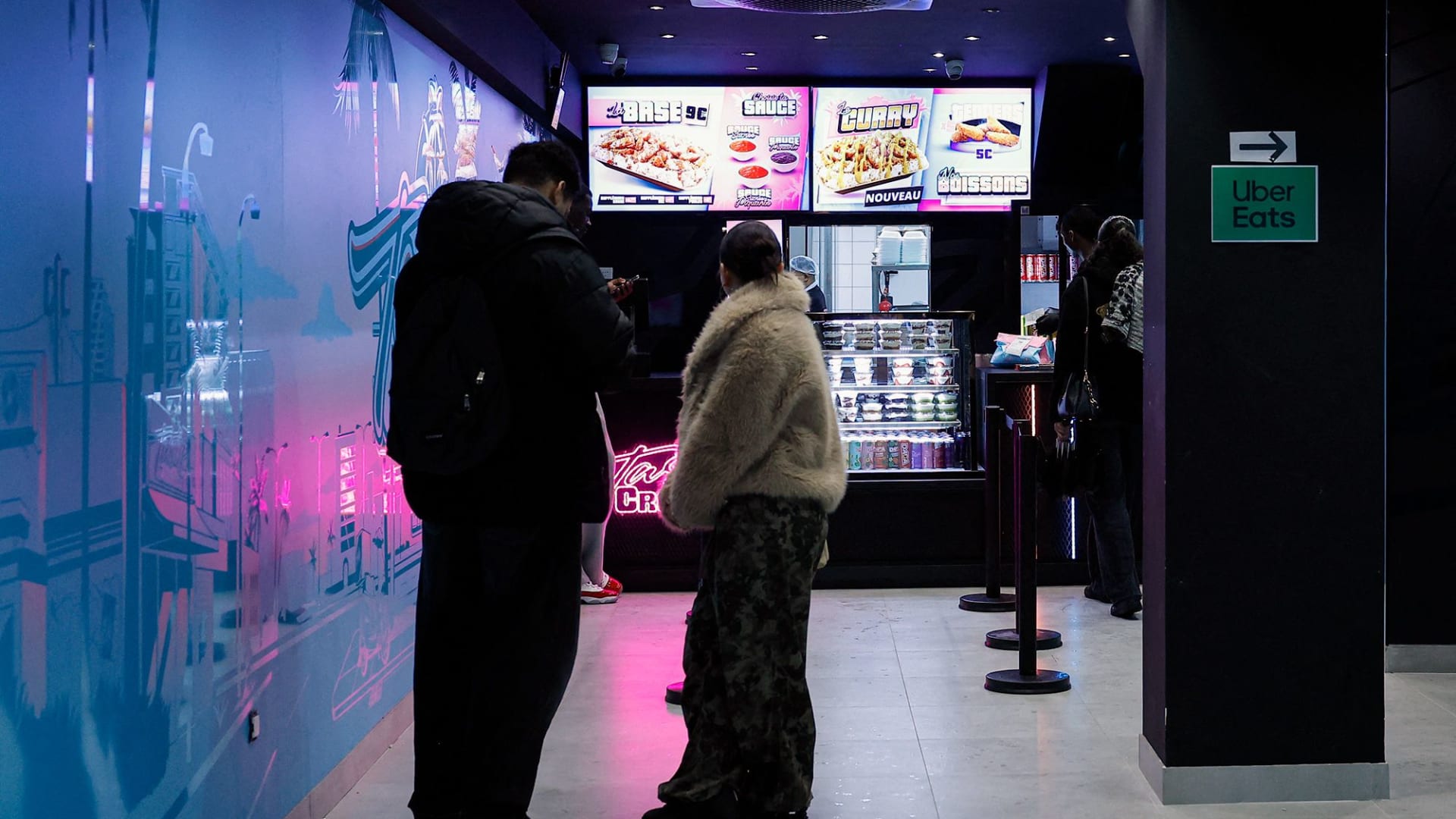 مهد فن الطهي الراقي في خطر.. كيف تهدد الوجبات السريعة ثقافة الطعام بفرنسا؟