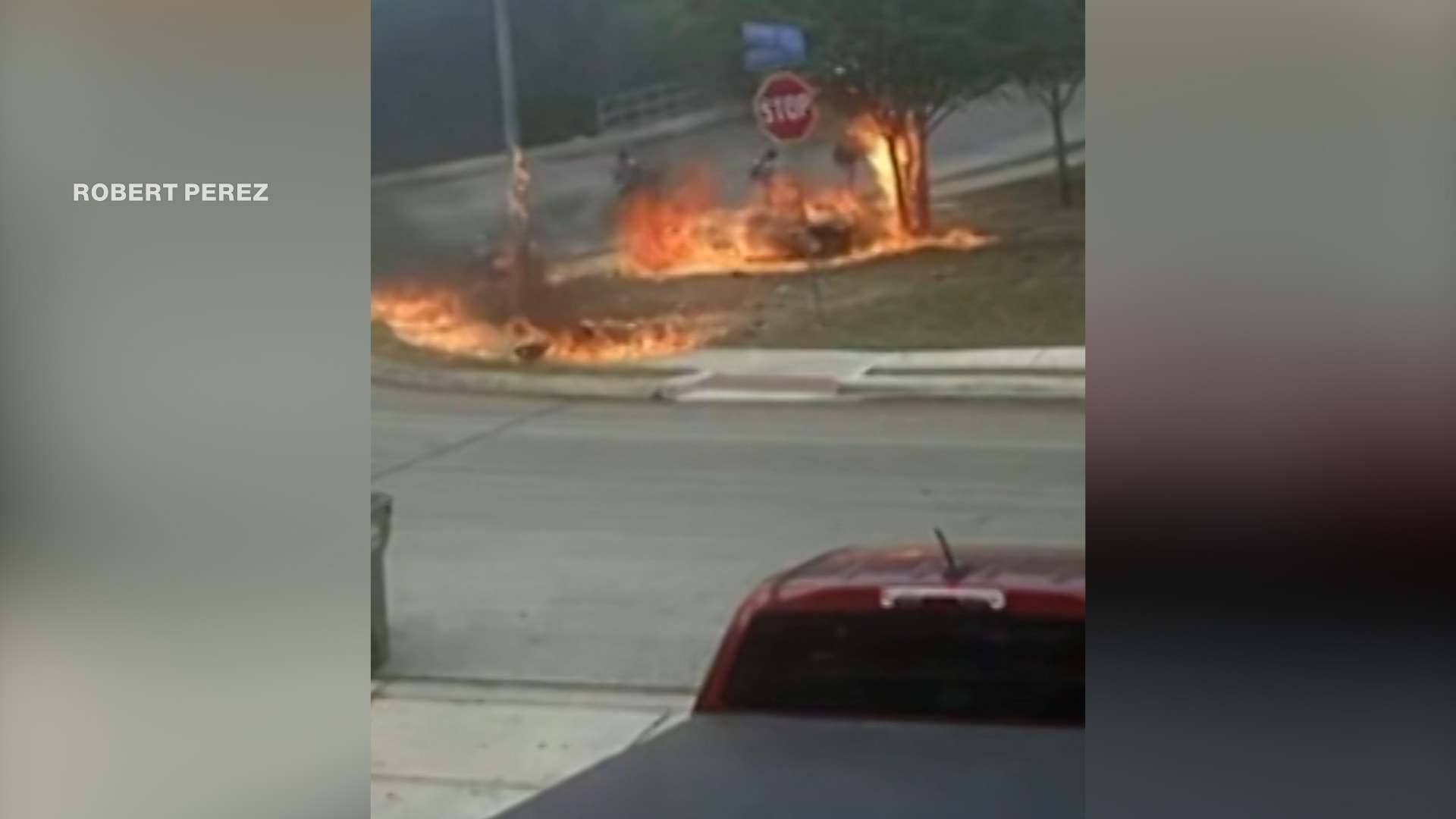 لحظات مرعبة قرب أطفال.. شاهد دراجة نارية تشتعل والسائق يهرب من ألسنة اللهب