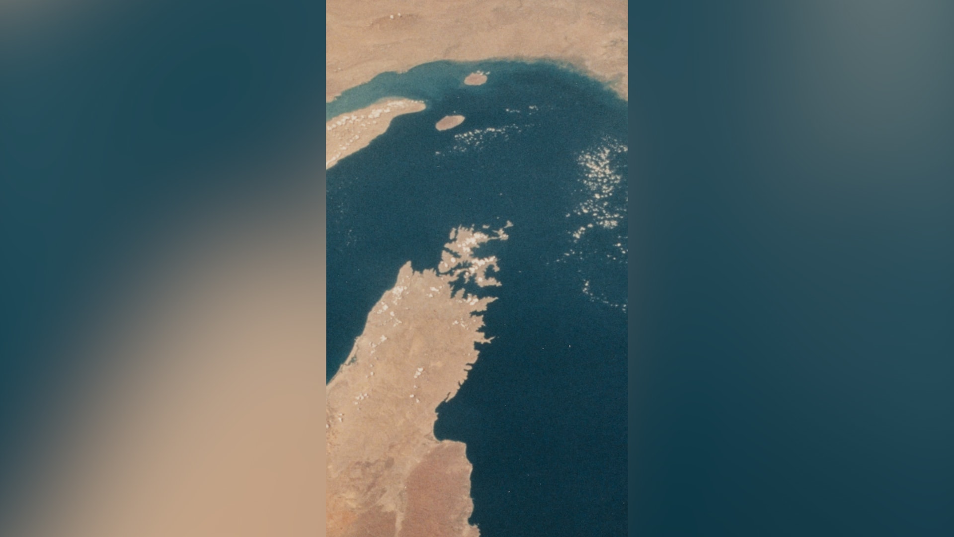 إيران تلوّح بالسيطرة وفرض رسوم.. ماذا سيحدث لمضيق هرمز الآن؟