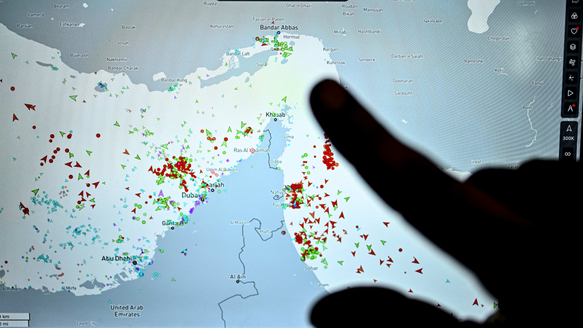إيران تعلن توقف حركة الملاحة في مضيق هرمز.. و"الحرس الثوري" يكشف السبب