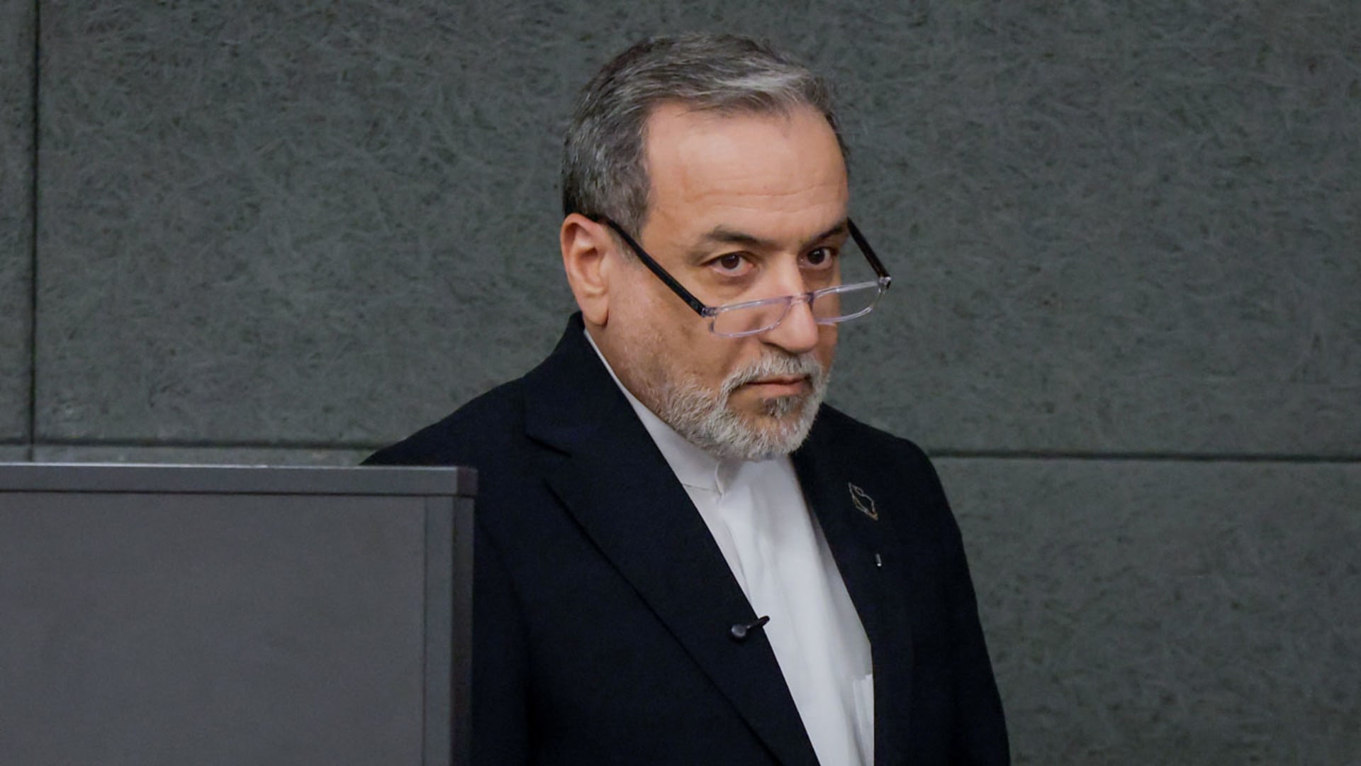 "الكرة الآن بملعب أمريكا".. وزير خارجية إيران يبرز جملتين بمنشور رئيس وزراء باكستان